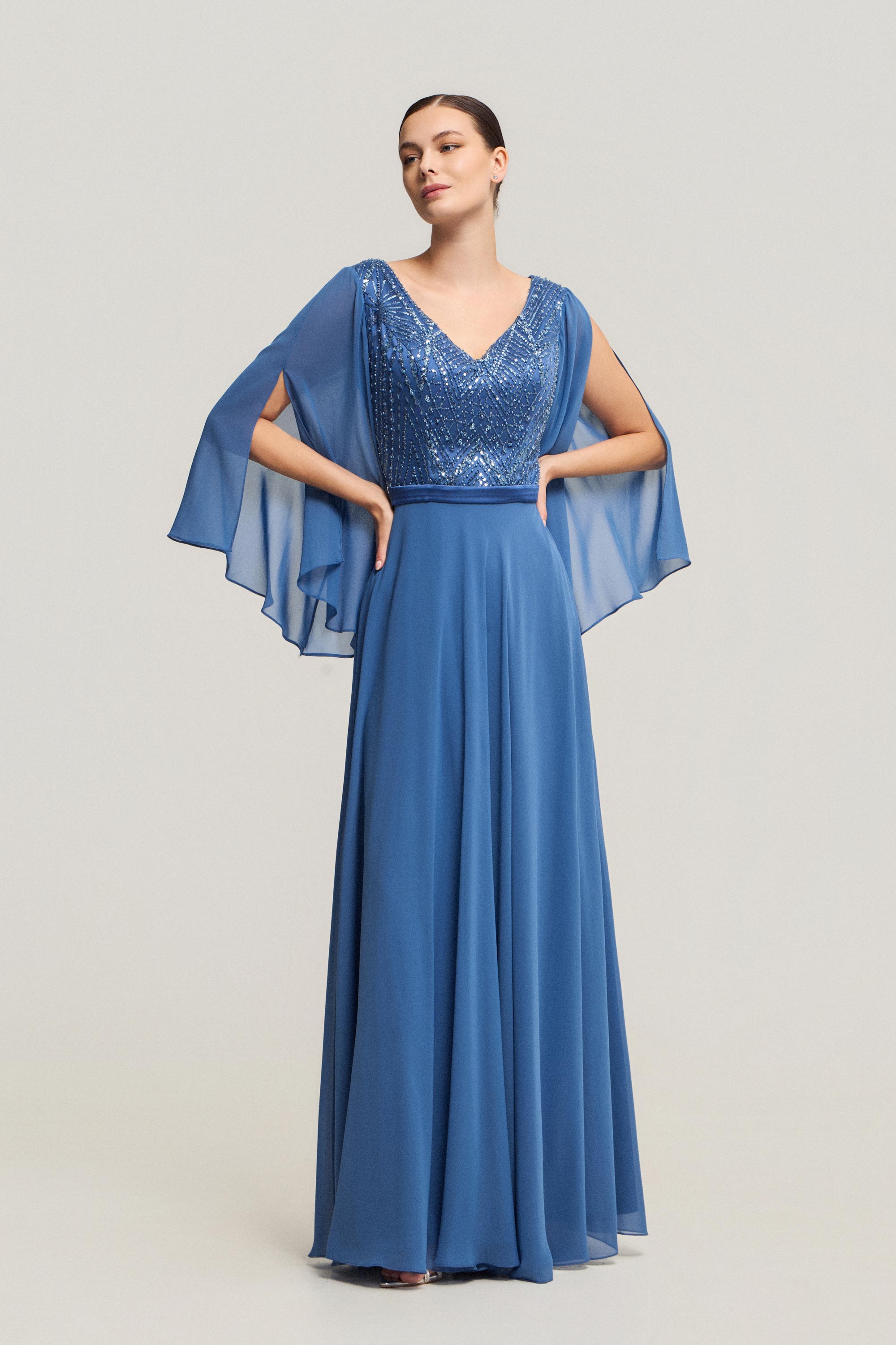 Κλασικά Φορέματα / Κλασικό φόρεμα με κέντημα, αέρινα μανίκια και κομψή διαχρονική γραμμή