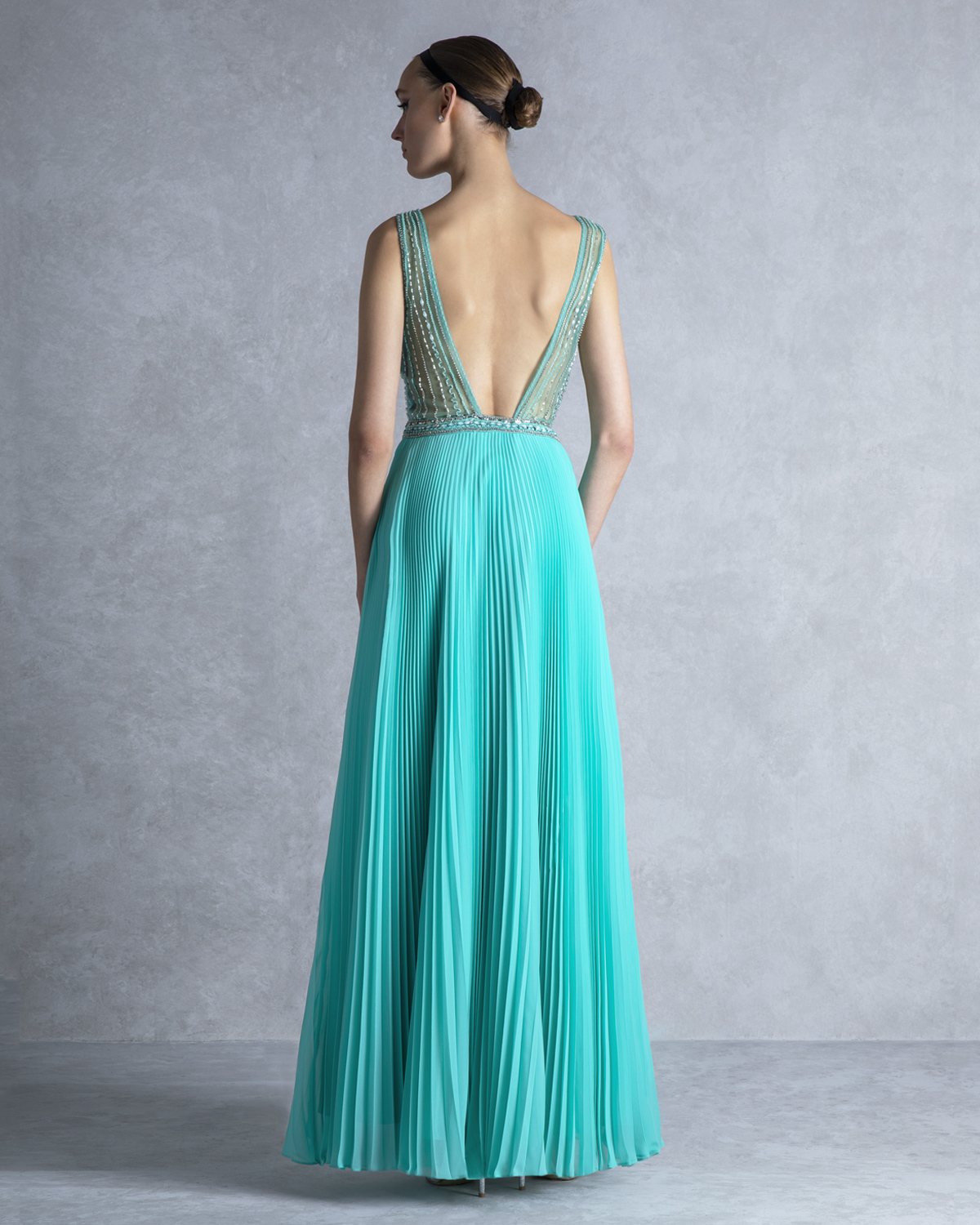 Evening Dresses / Long evening pleated dress with beaded top