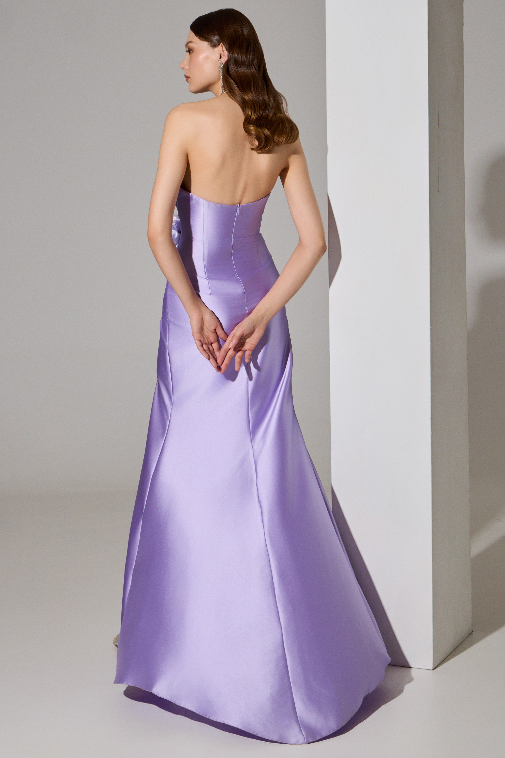 Evening Dresses / Evening long backless satin dress with a slit, chain at the neck, and flower on the side