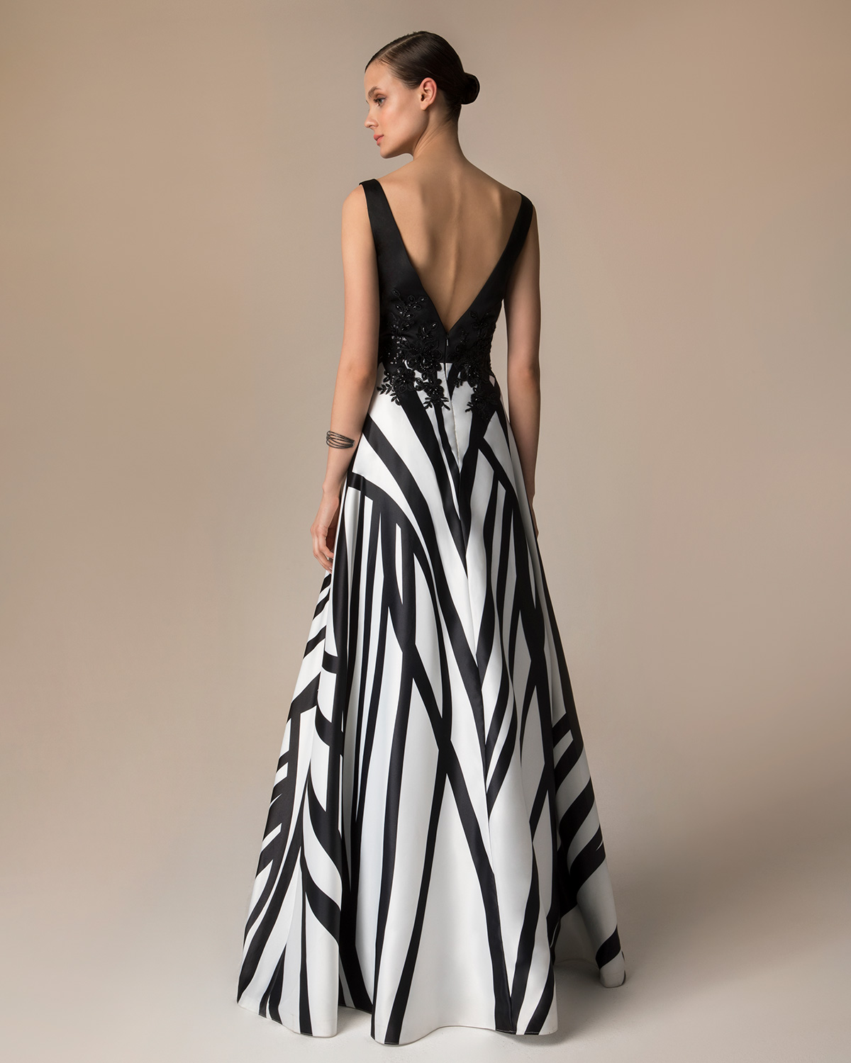 Evening Dresses / Long evening printed satin dress with applique lace on the waist