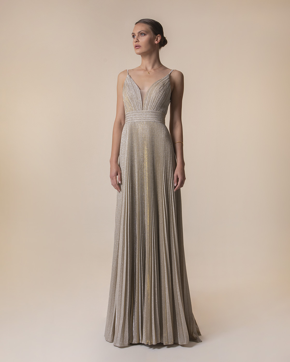 Evening Dresses / Long evening pleated dress with shining fabric