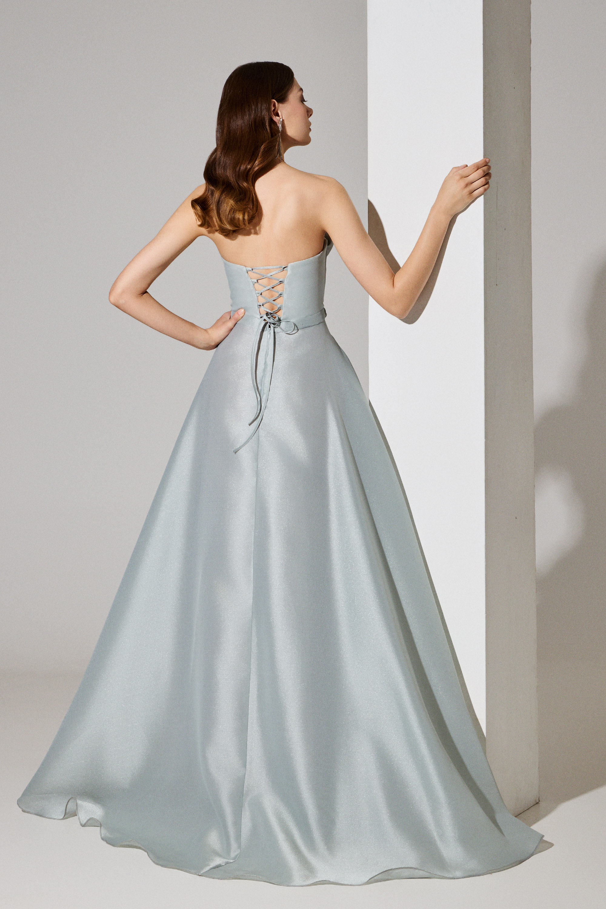 Evening Dresses / Asymmetrical strapless evening dress made of organza with a belt at the waist