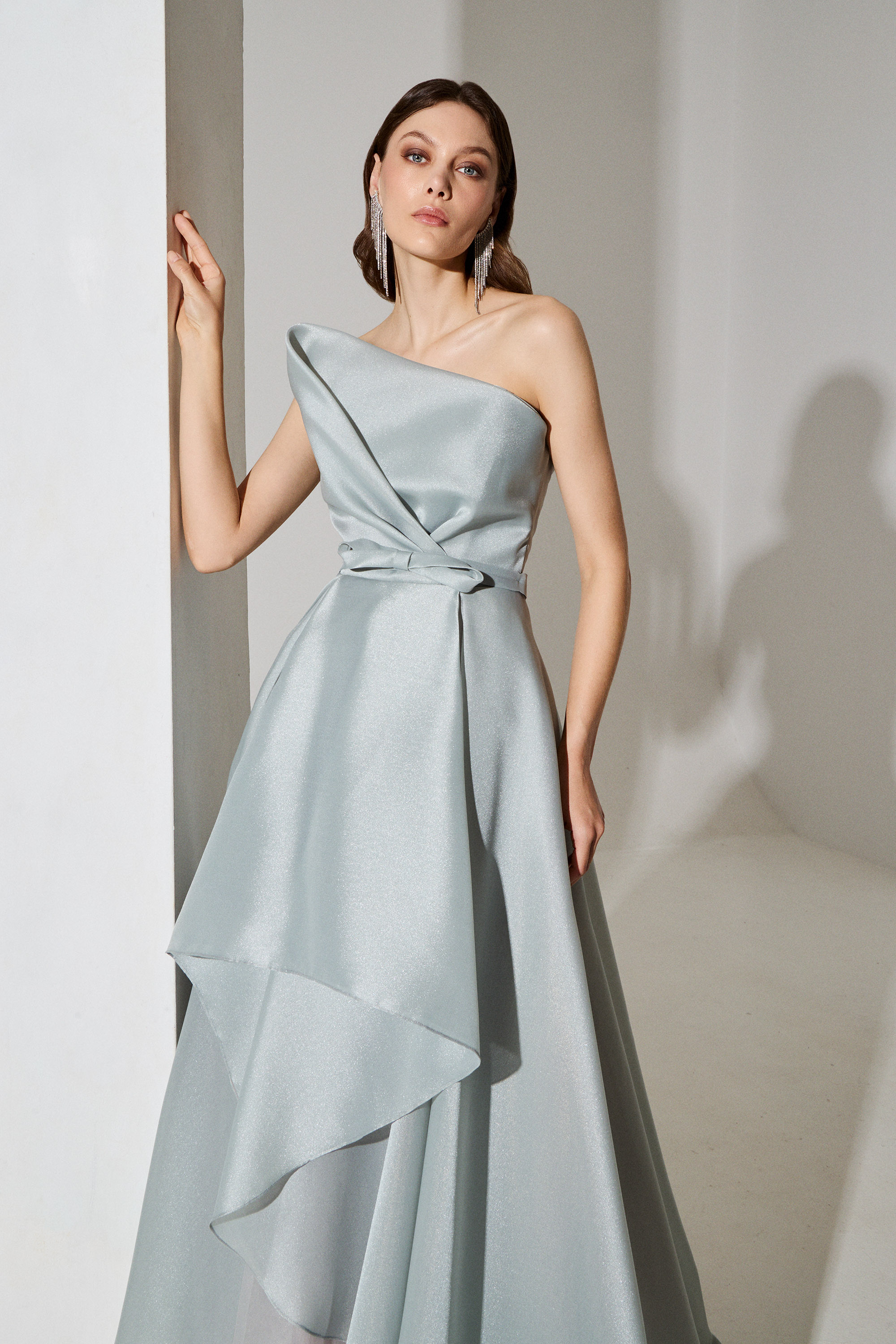 Evening Dresses / Asymmetrical strapless evening dress made of organza with a belt at the waist
