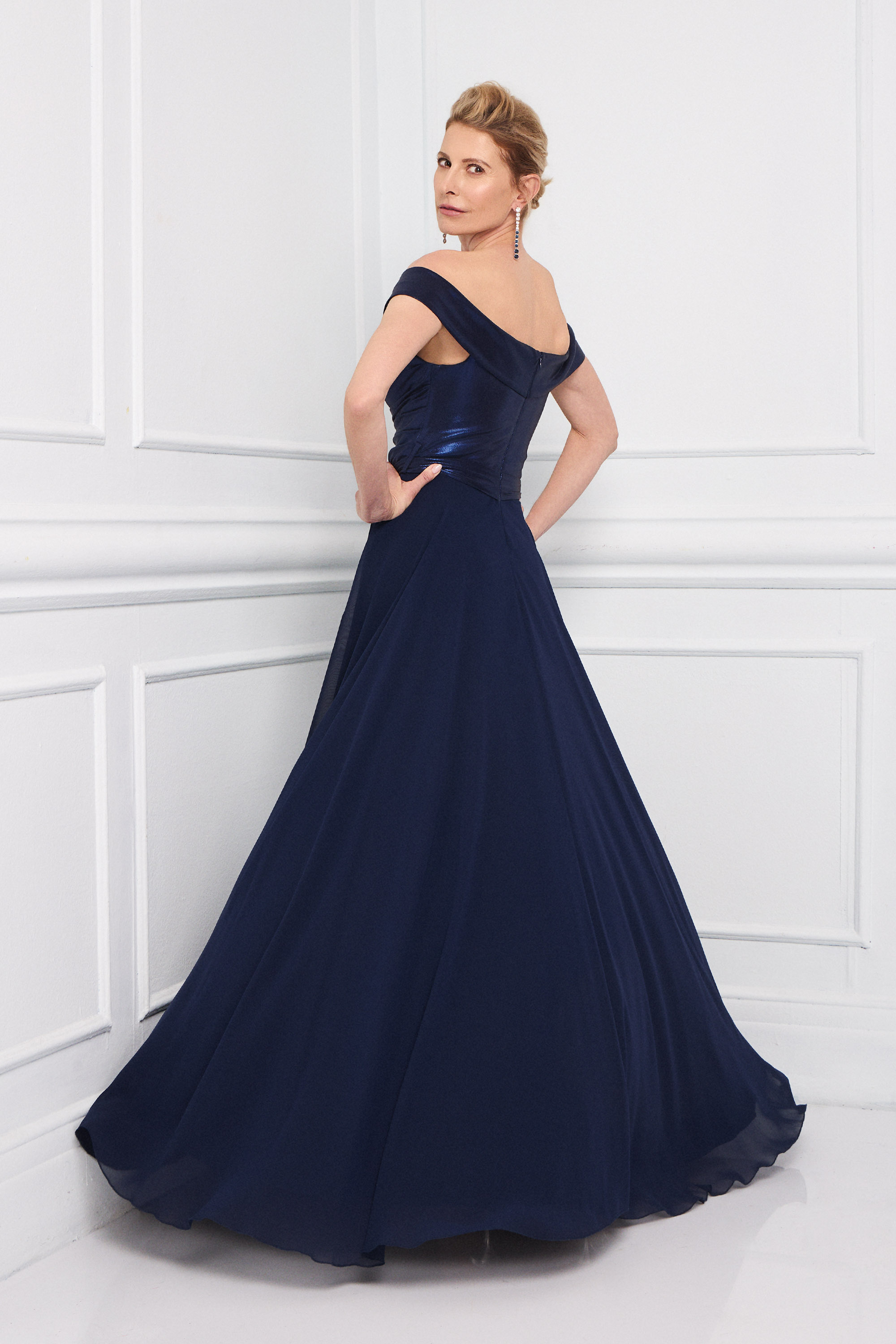 Classic Dresses / Classic long dress with chiffon skirt and top with sleeves made of shiny fabric and belt