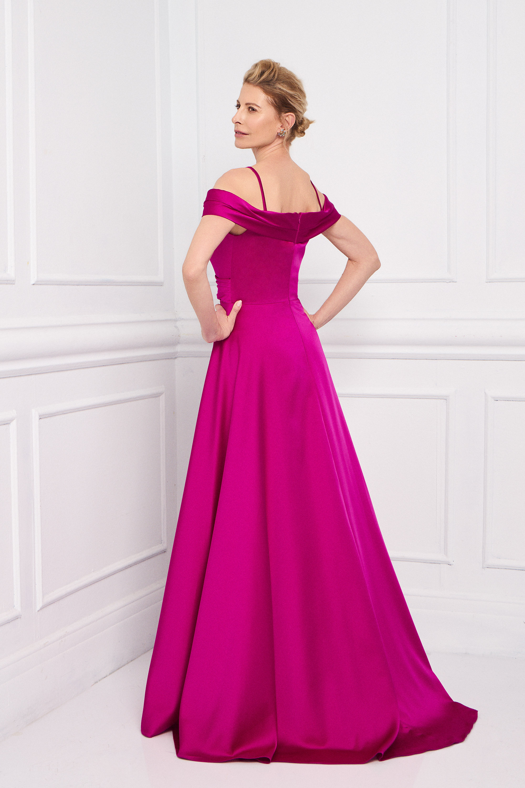 Classic Dresses / Classic long satin dress with sleeves and draping at the waist