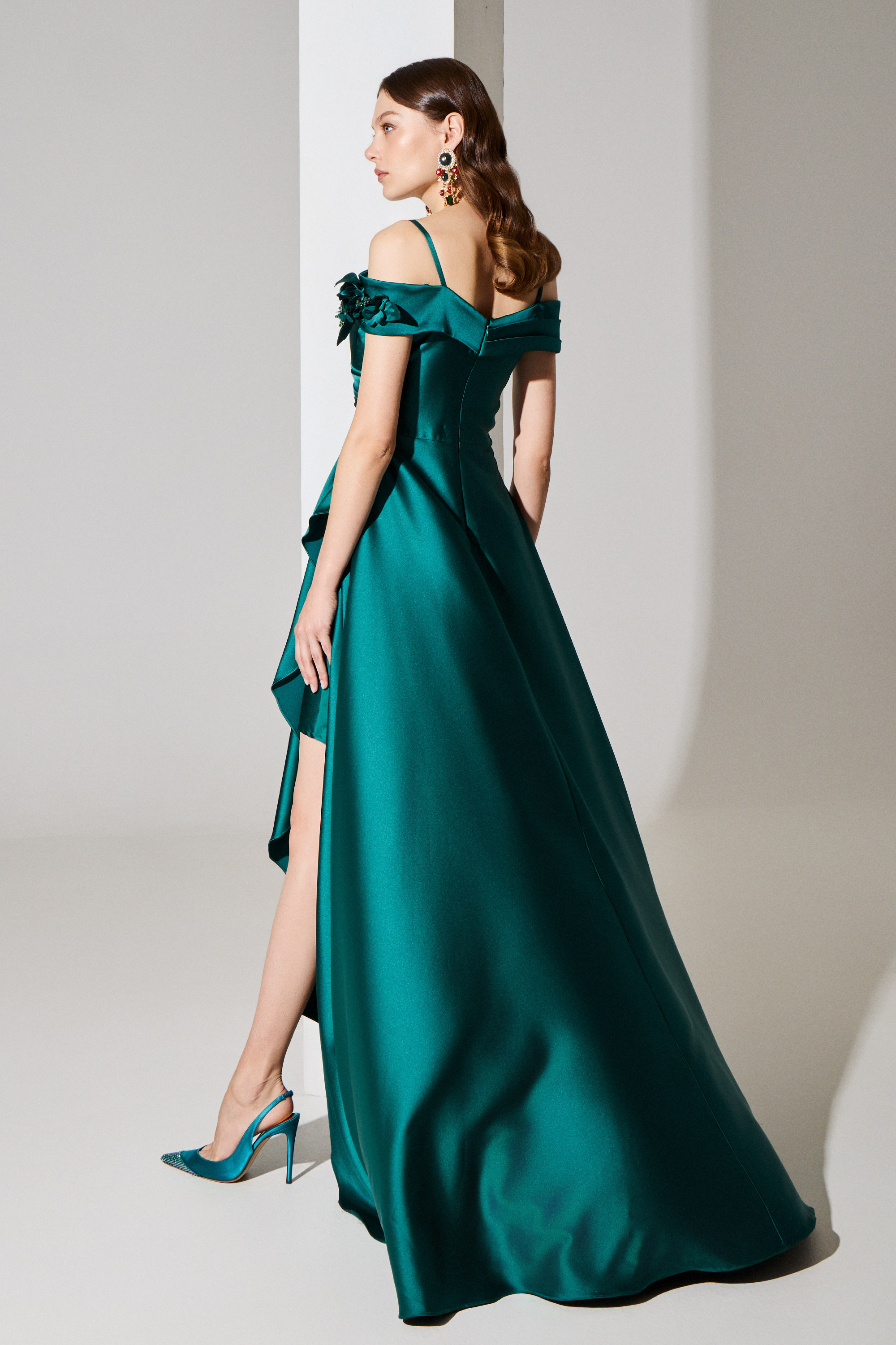 Evening Dresses / Evening long satin dress with sleeves and ruffle on the side