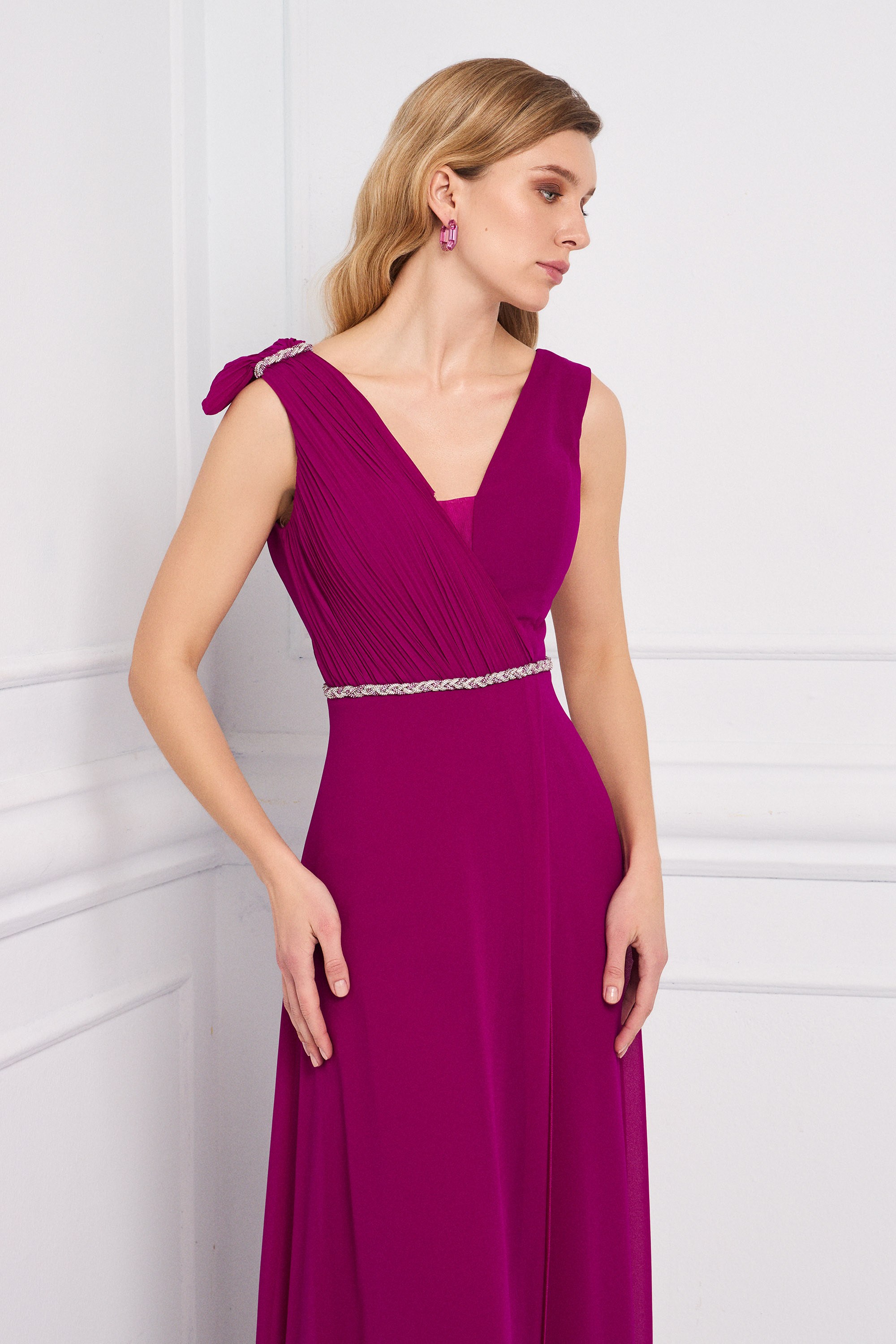 Classic Dresses / Classic jumpsuit inside with chiffon dress on the outside, embroidered on the shoulder and waist