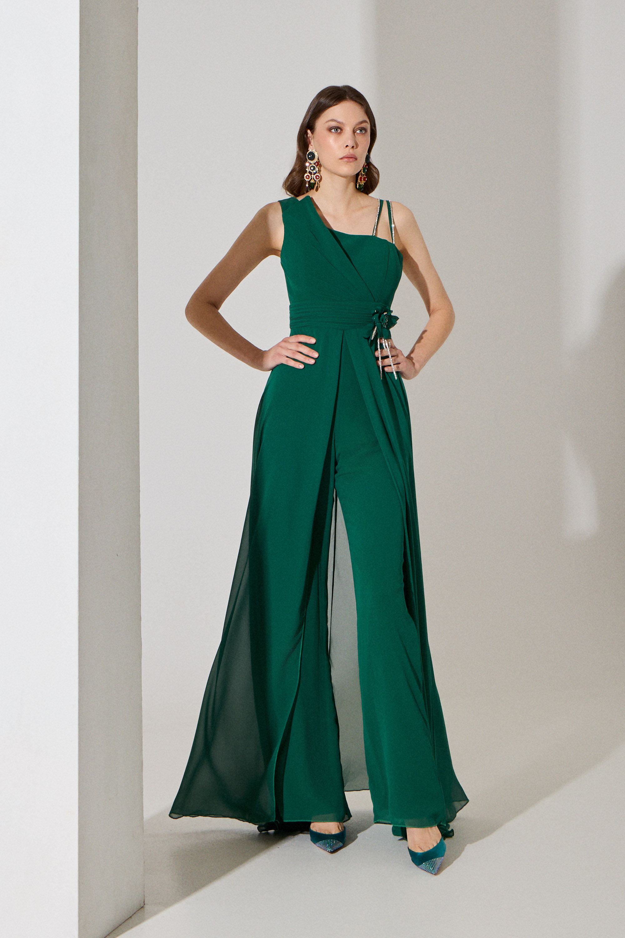 Evening Dresses / Evening jumpsuit inside with chiffon dress on the outside, embroidered with a flower