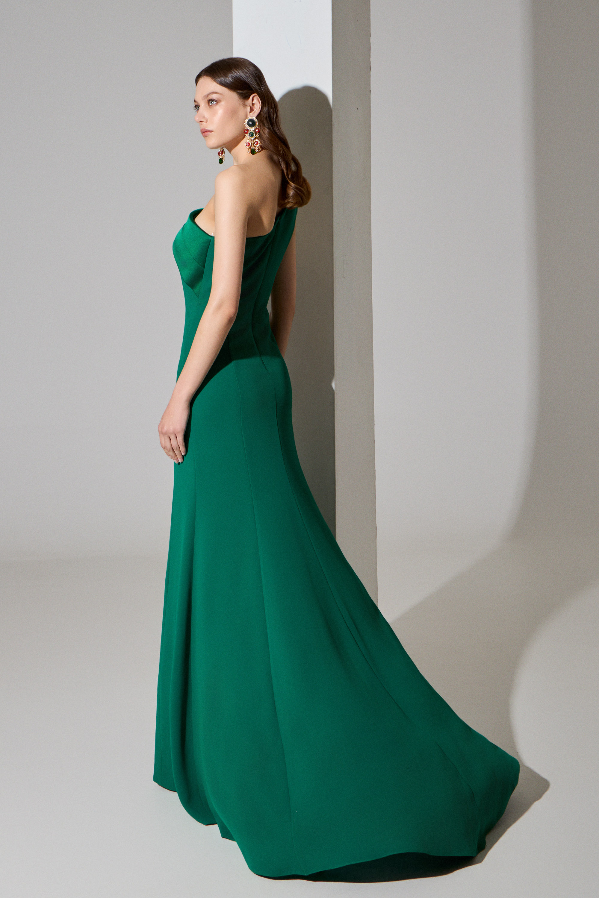 Evening Dresses / Evening long crepe dress with one shoulder made of satin fabric