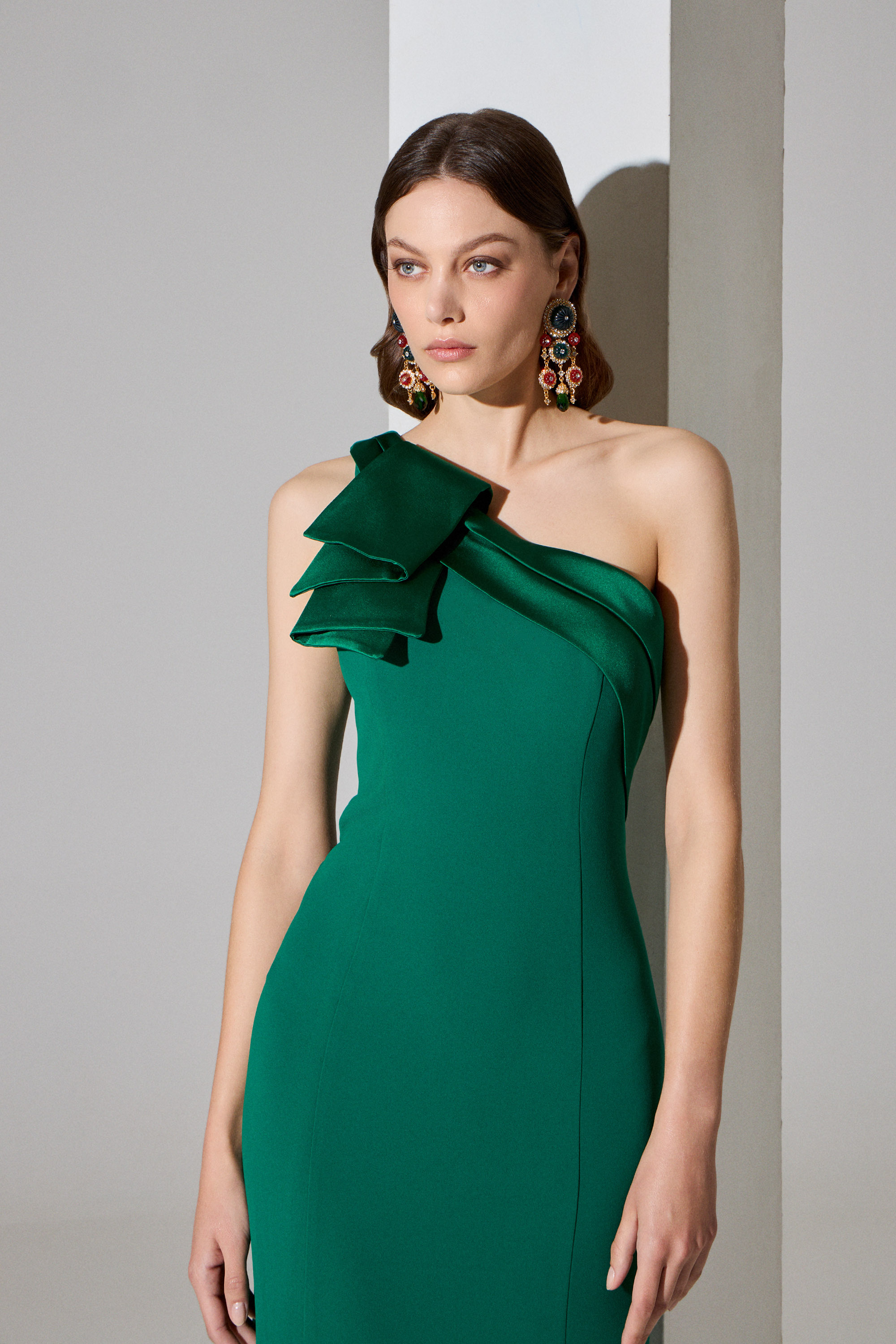 Evening Dresses / Evening long crepe dress with one shoulder made of satin fabric