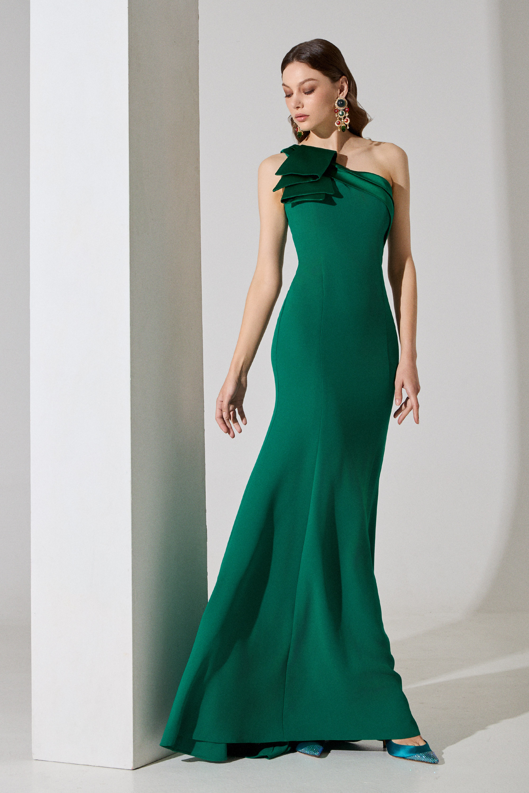 Evening Dresses / Evening long crepe dress with one shoulder made of satin fabric