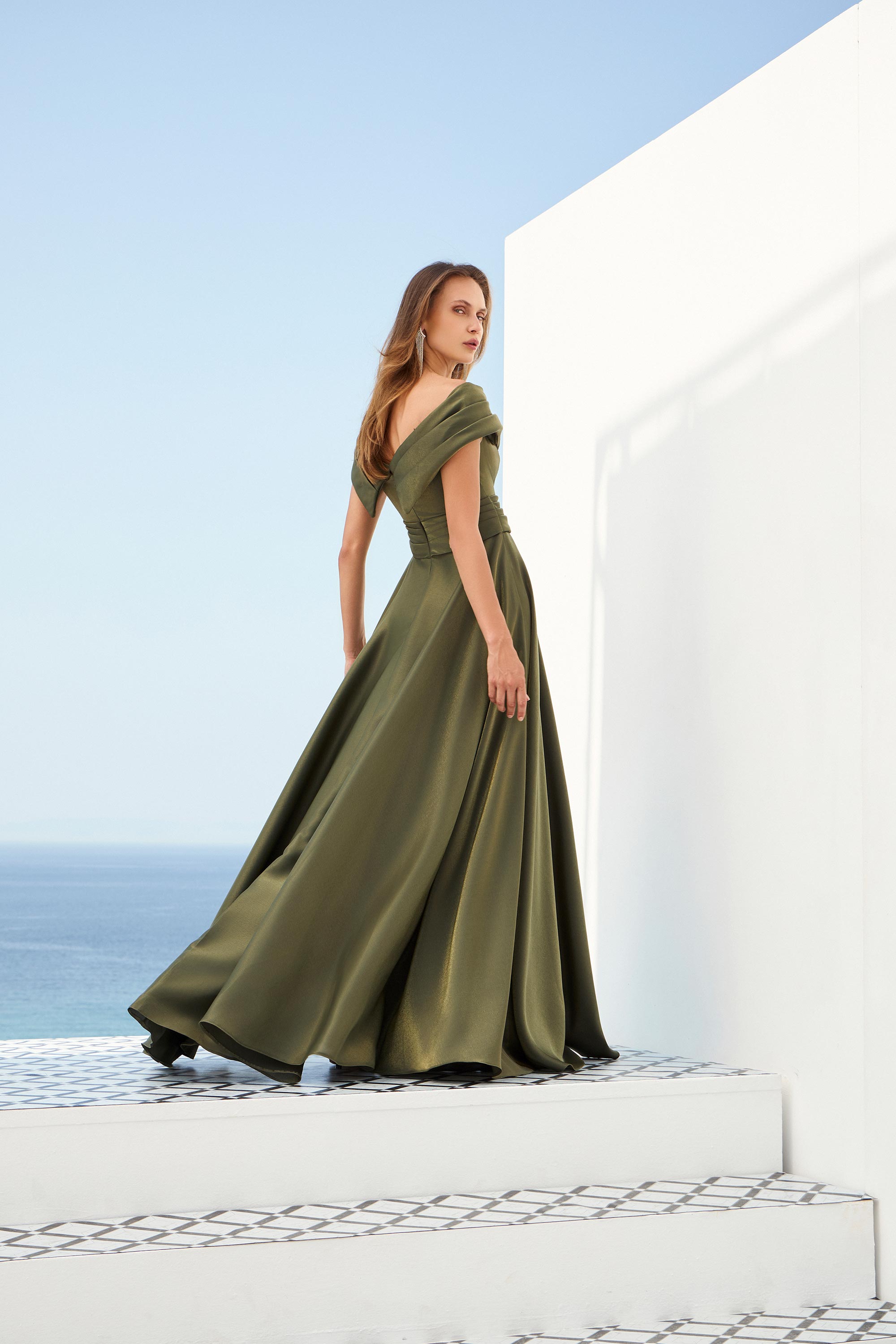 Κοκτέιλ Φορέματα / Σατέν φόρεμα με πεσμένους ώμους, τονισμένη μέση και φαρδιά φούστα