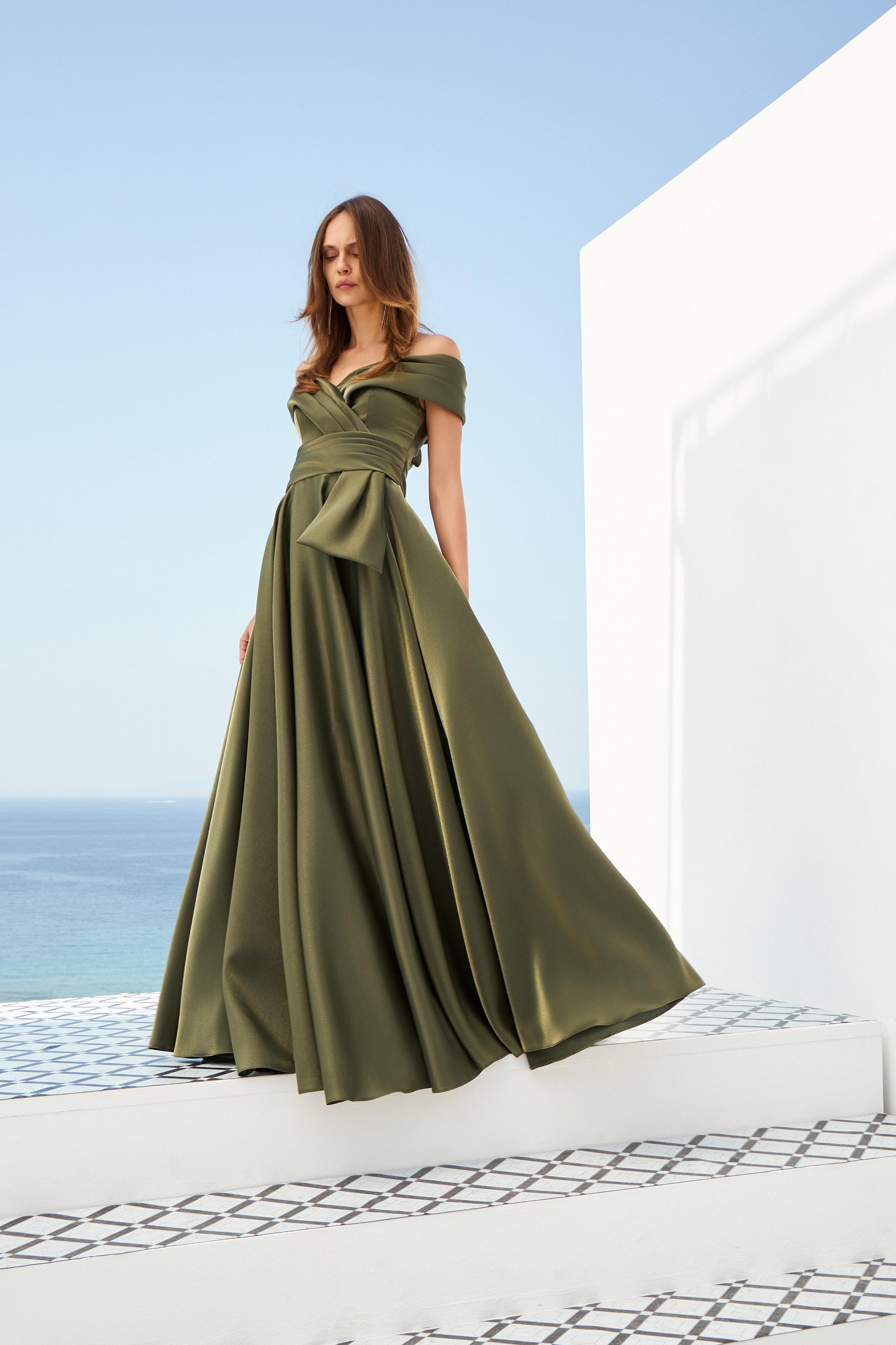 Κοκτέιλ Φορέματα / Σατέν φόρεμα με πεσμένους ώμους, τονισμένη μέση και φαρδιά φούστα