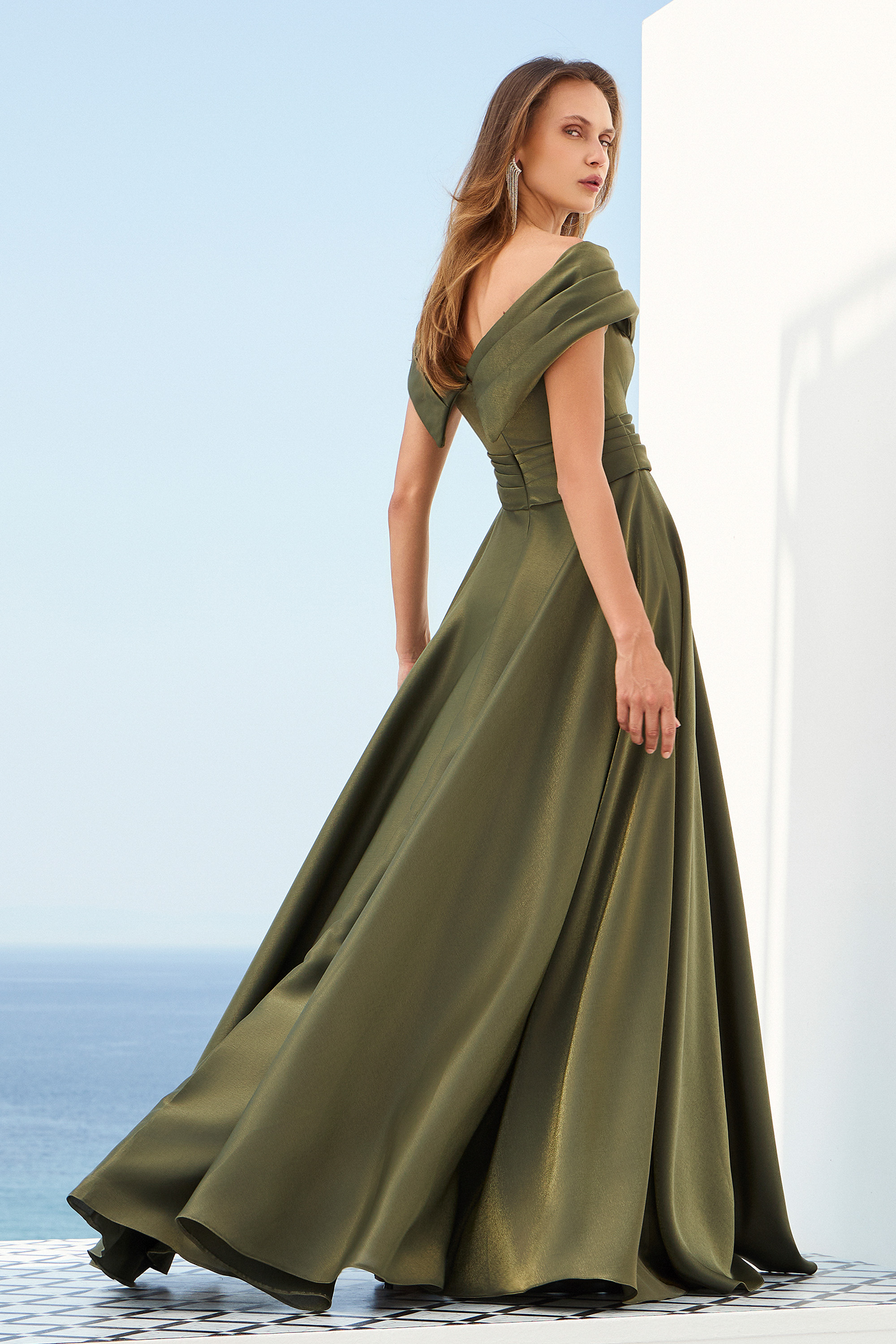 Abiti da Cocktail / Abito satin con spalle scese, vita definita e gonna ampia