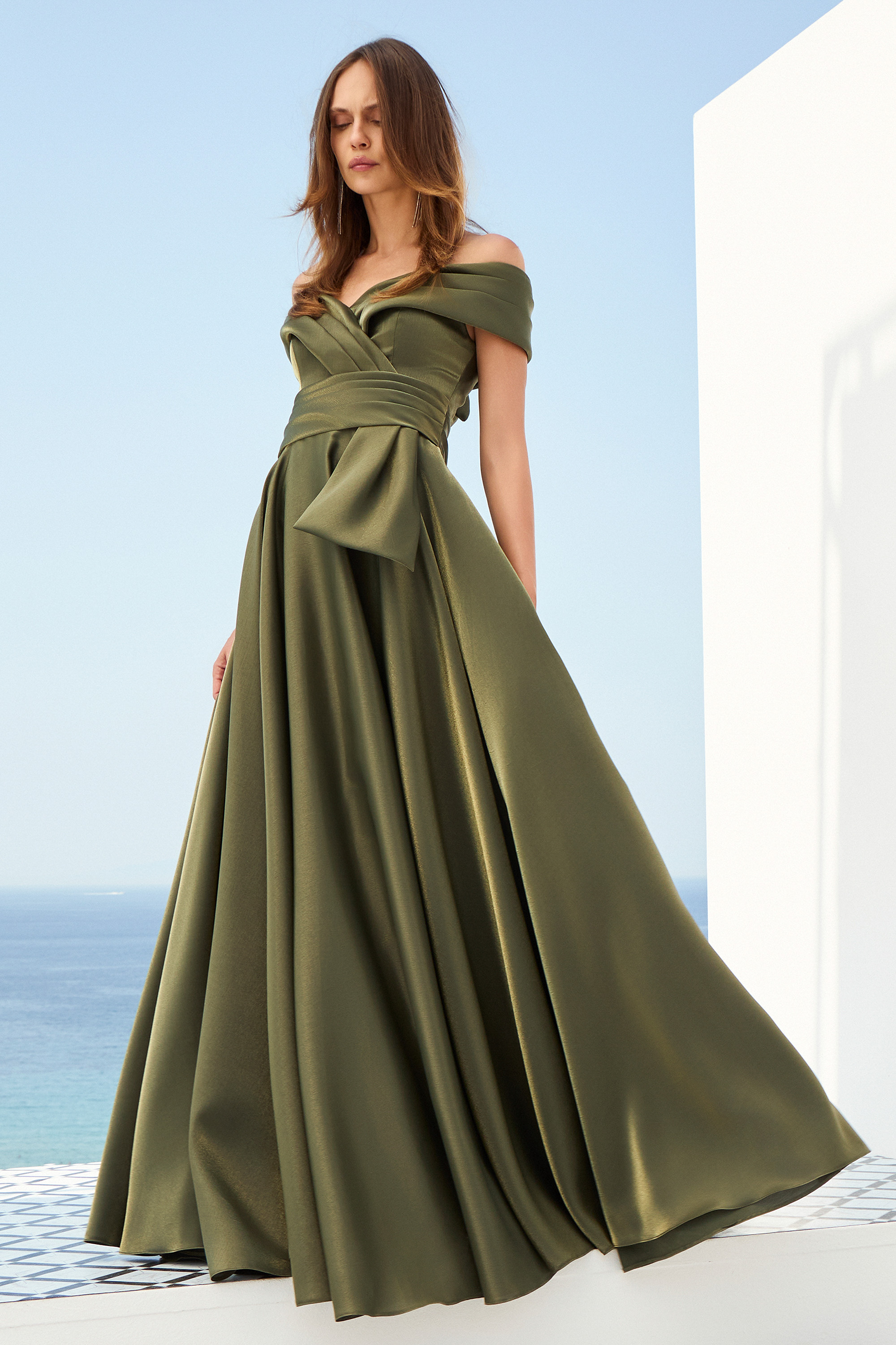 Abiti da Cocktail / Abito satin con spalle scese, vita definita e gonna ampia