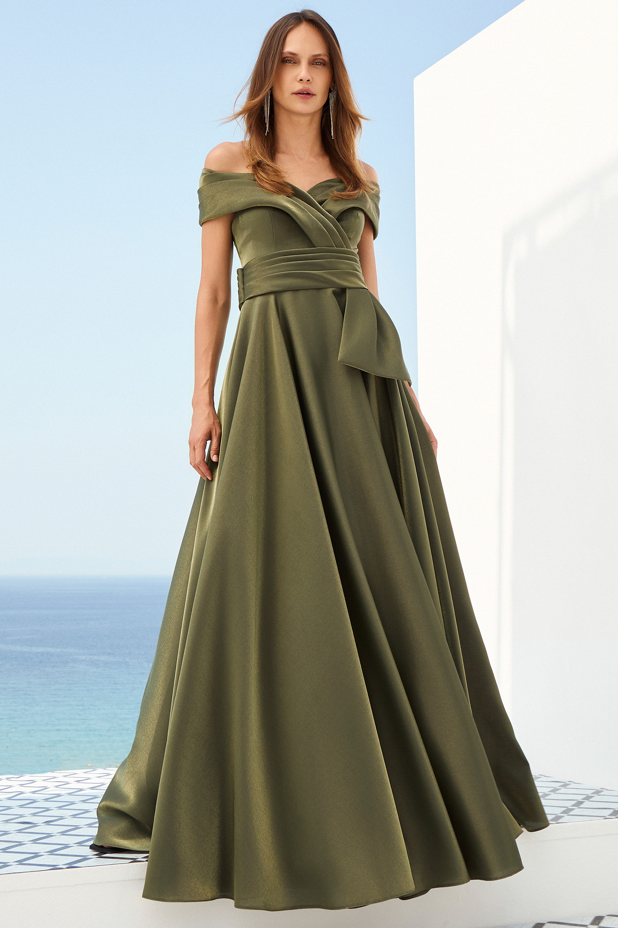 Abiti da Cocktail / Abito satin con spalle scese, vita definita e gonna ampia
