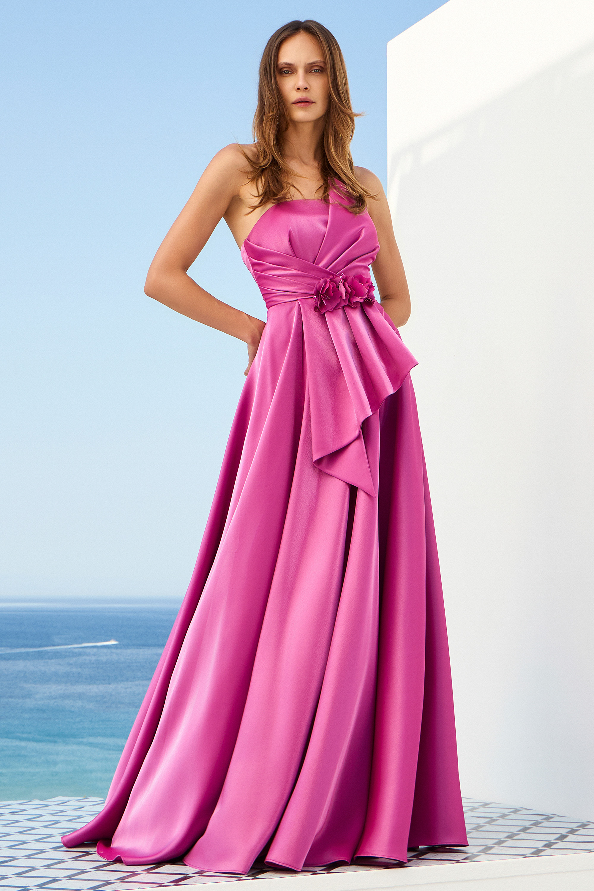 Abiti da Cocktail / Abito satin strapless con fiori, drappeggio e spacco