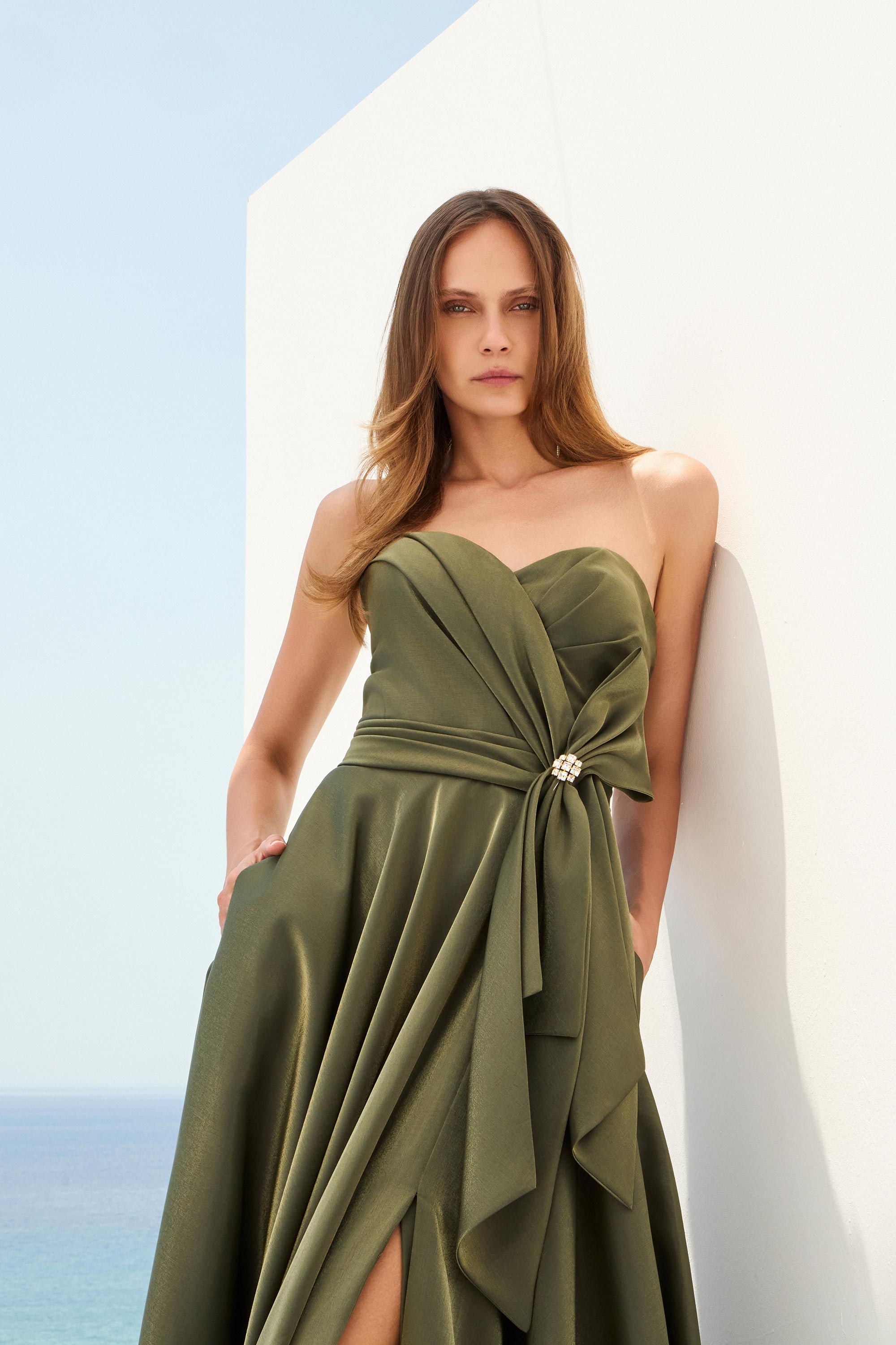 Κοκτέιλ Φορέματα / Σατέν στράπλες φόρεμα με φιόγκο με λεπτομερια στρας, ντραπέ και σκίσιμο