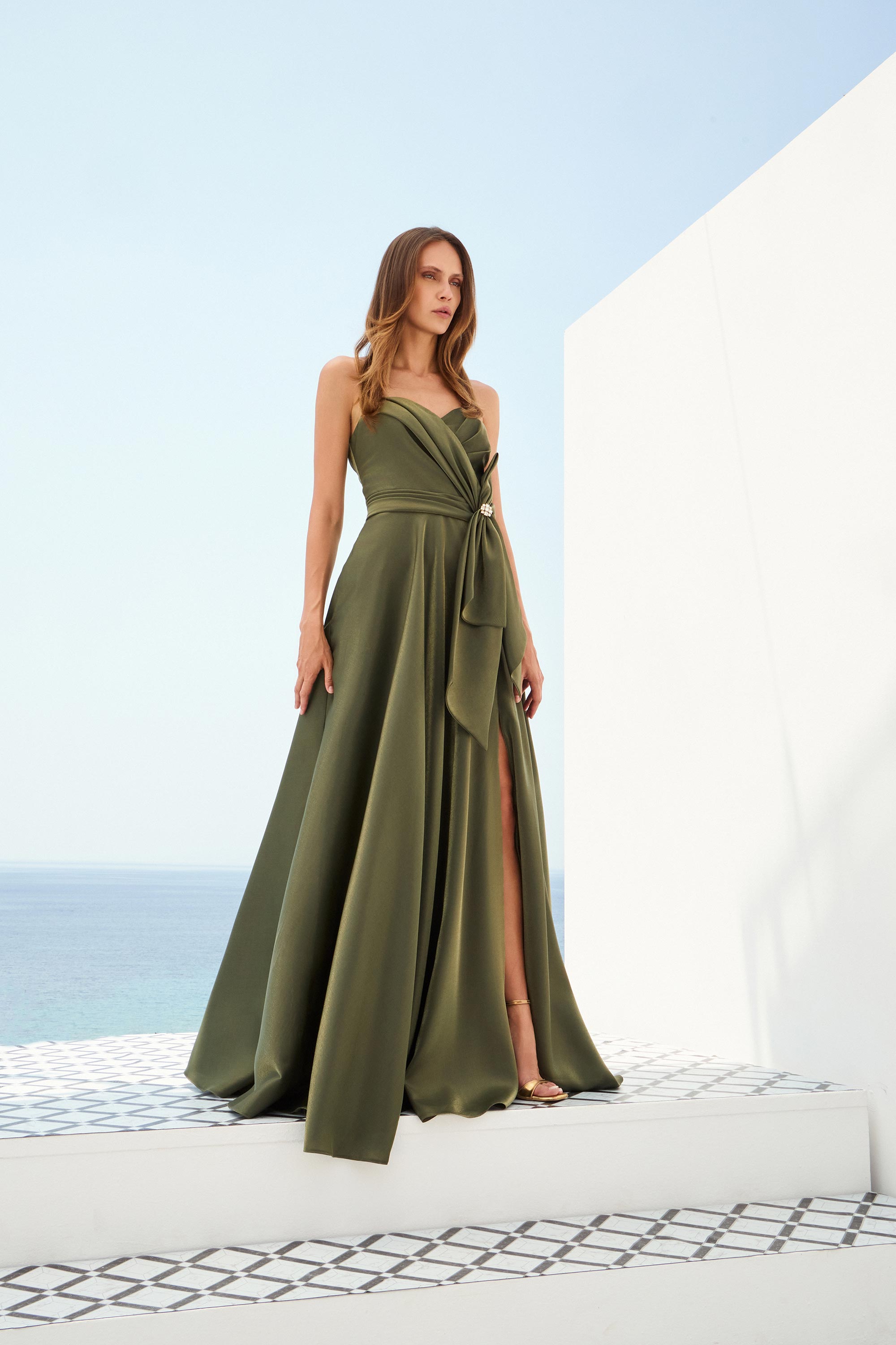 Κοκτέιλ Φορέματα / Σατέν στράπλες φόρεμα με φιόγκο με λεπτομερια στρας, ντραπέ και σκίσιμο