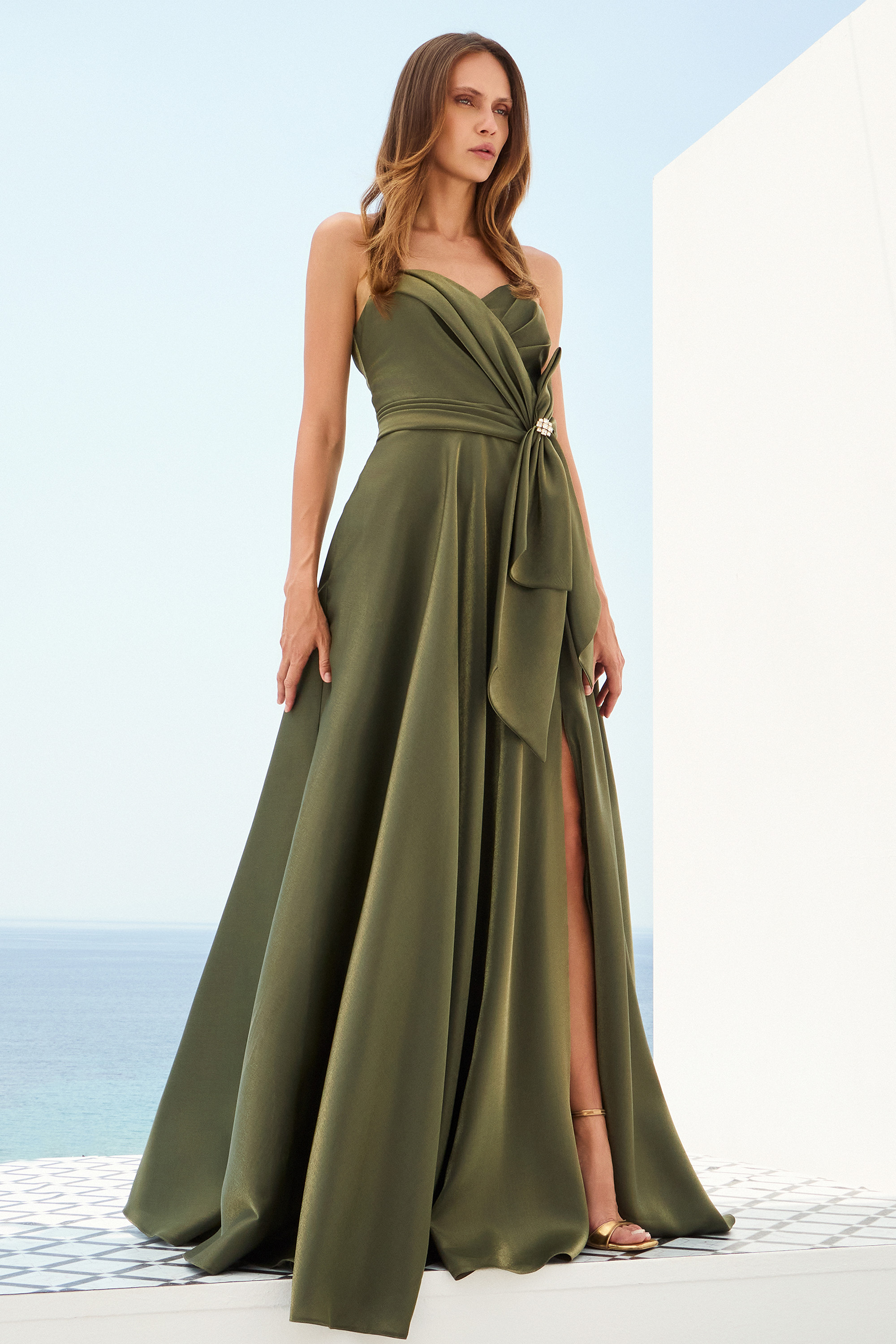 Abiti da Cocktail / Abito satin strapless con fiocco con dettaglio strass, drappeggio e spacco.