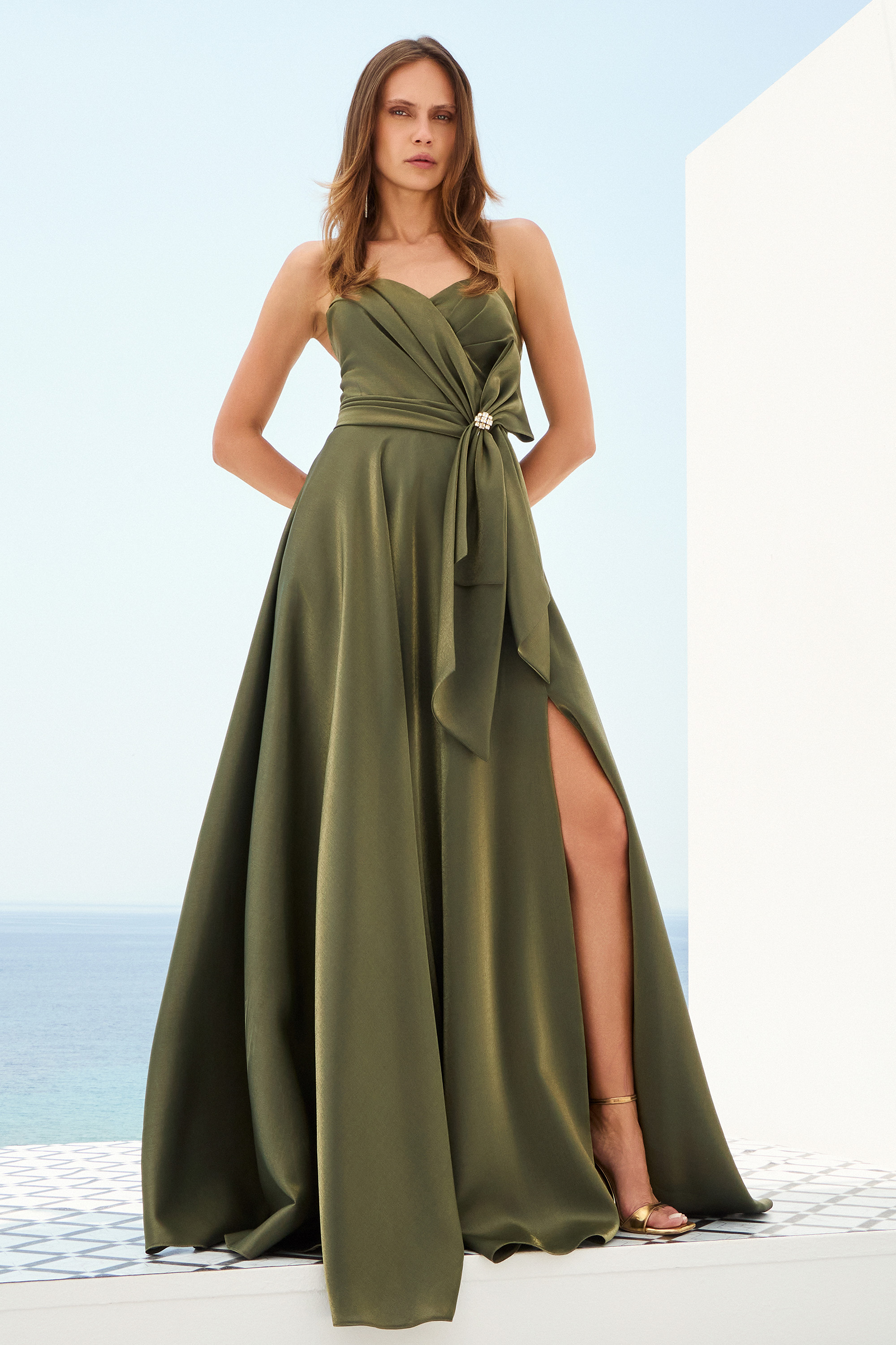 Abiti da Cocktail / Abito satin strapless con fiocco con dettaglio strass, drappeggio e spacco.