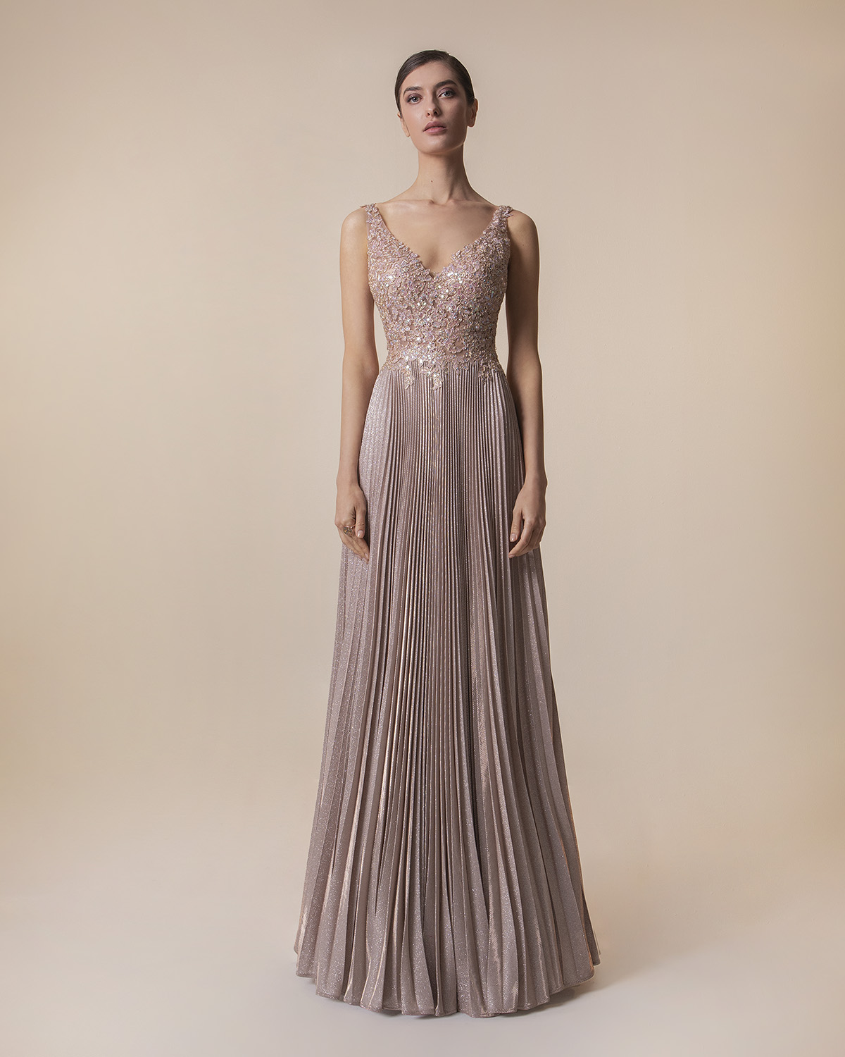 Long pleated dress with shining fabric, applique beaded lace on the top