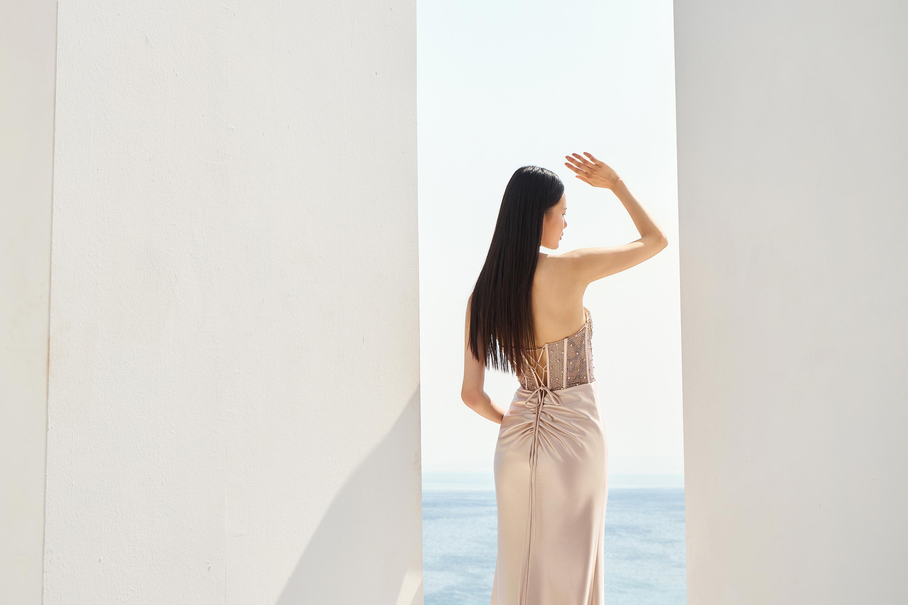 Βραδινά Φορέματα / Στράπλες κορσές κεντημένος με πέτρες, ντραπέ φούστα με σκίσιμο