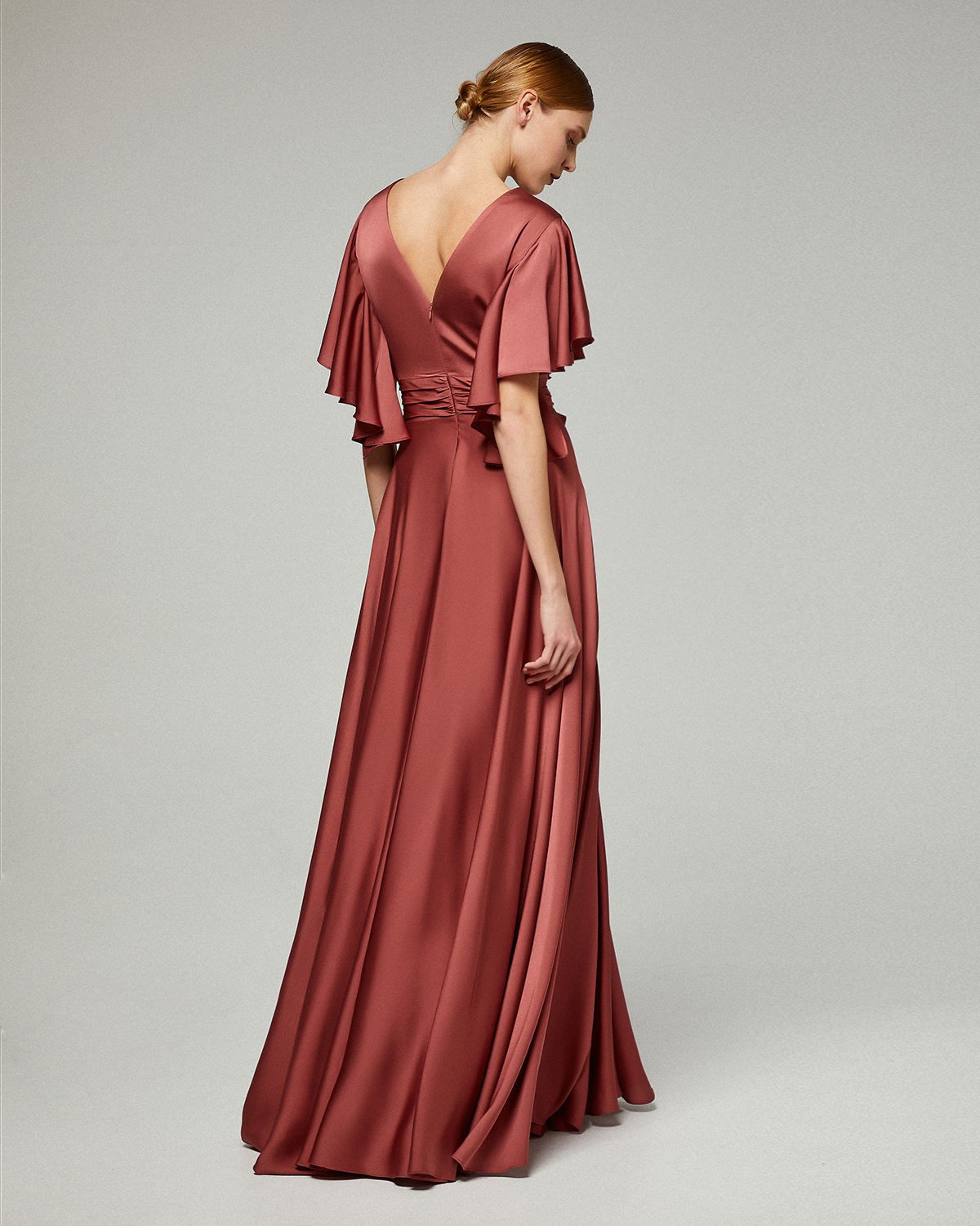 Classic Dresses / Long evening satin dress with short sleeves