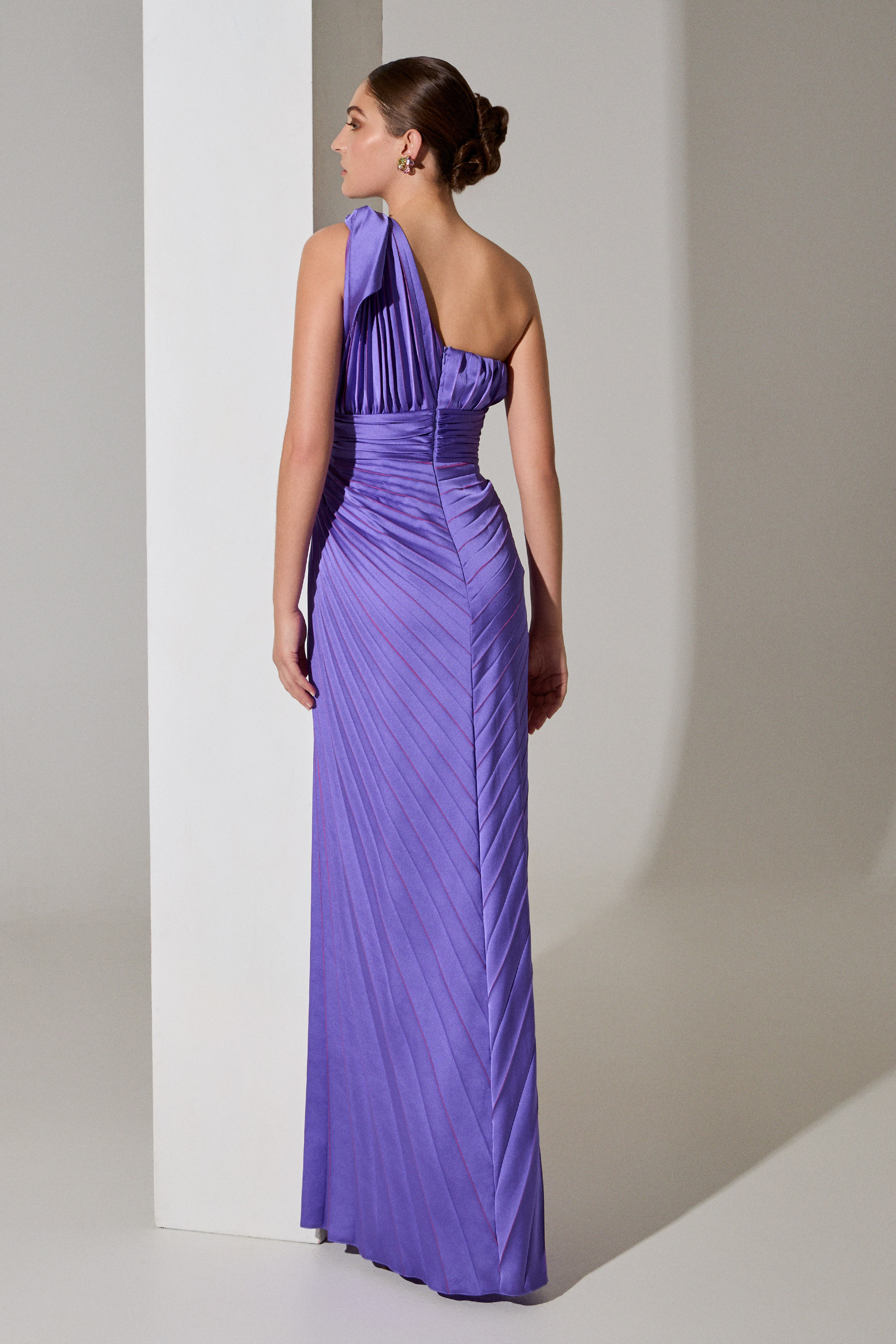 Evening Dresses / Evening long pleated satin dress with one shoulder