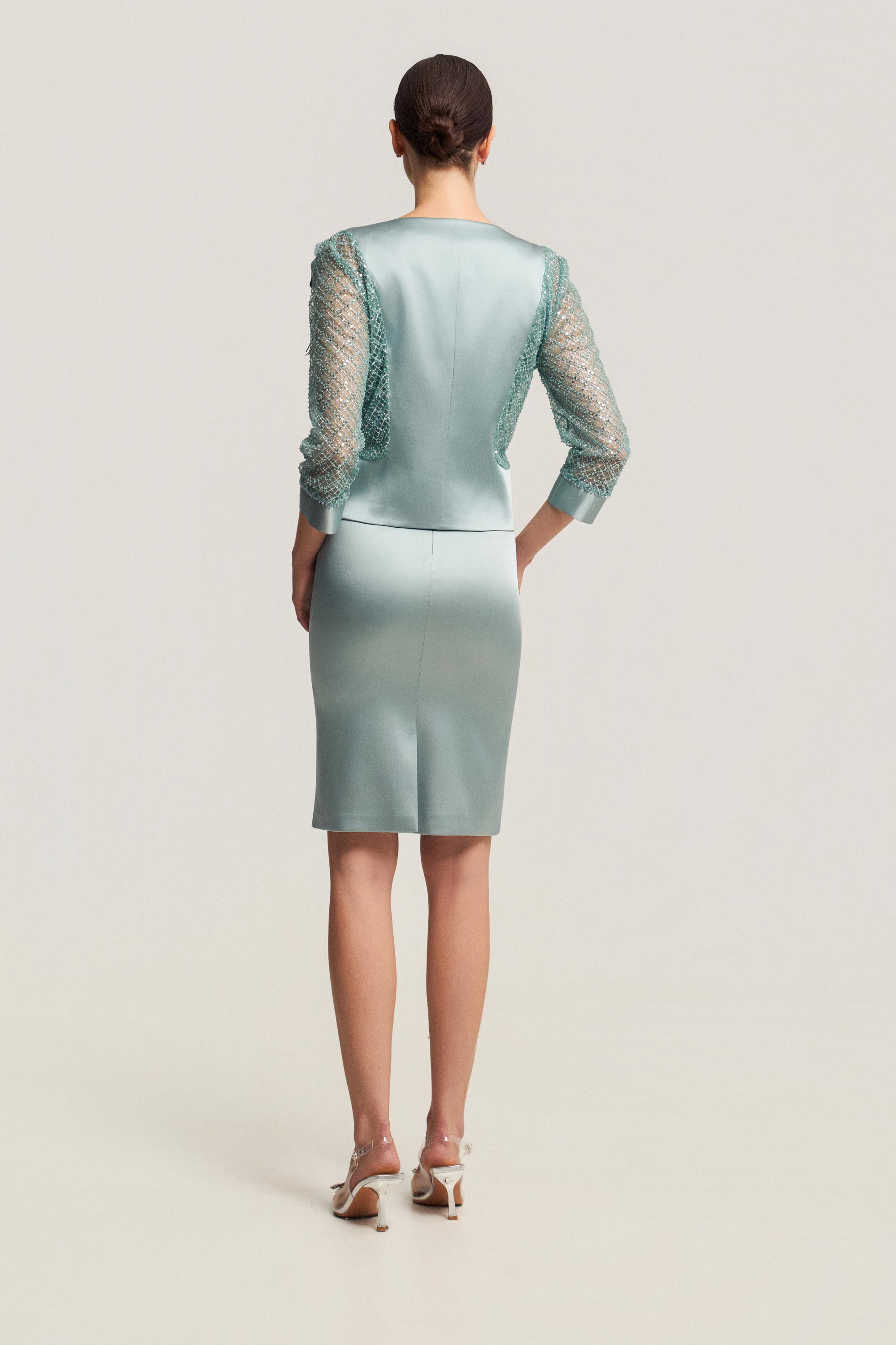 Κλασικά Φορέματα / Κοντό φόρεμα με ζακετάκι με λουλουδι στο πετο, κεντημένα μανίκια και μπούστο