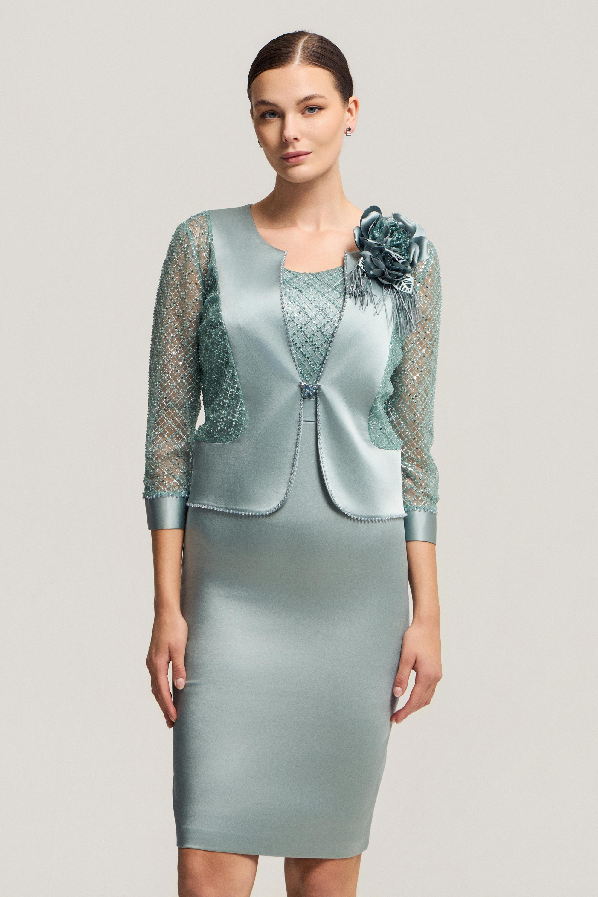 Κλασικά Φορέματα / Κοντό φόρεμα με ζακετάκι με λουλουδι στο πετο, κεντημένα μανίκια και μπούστο