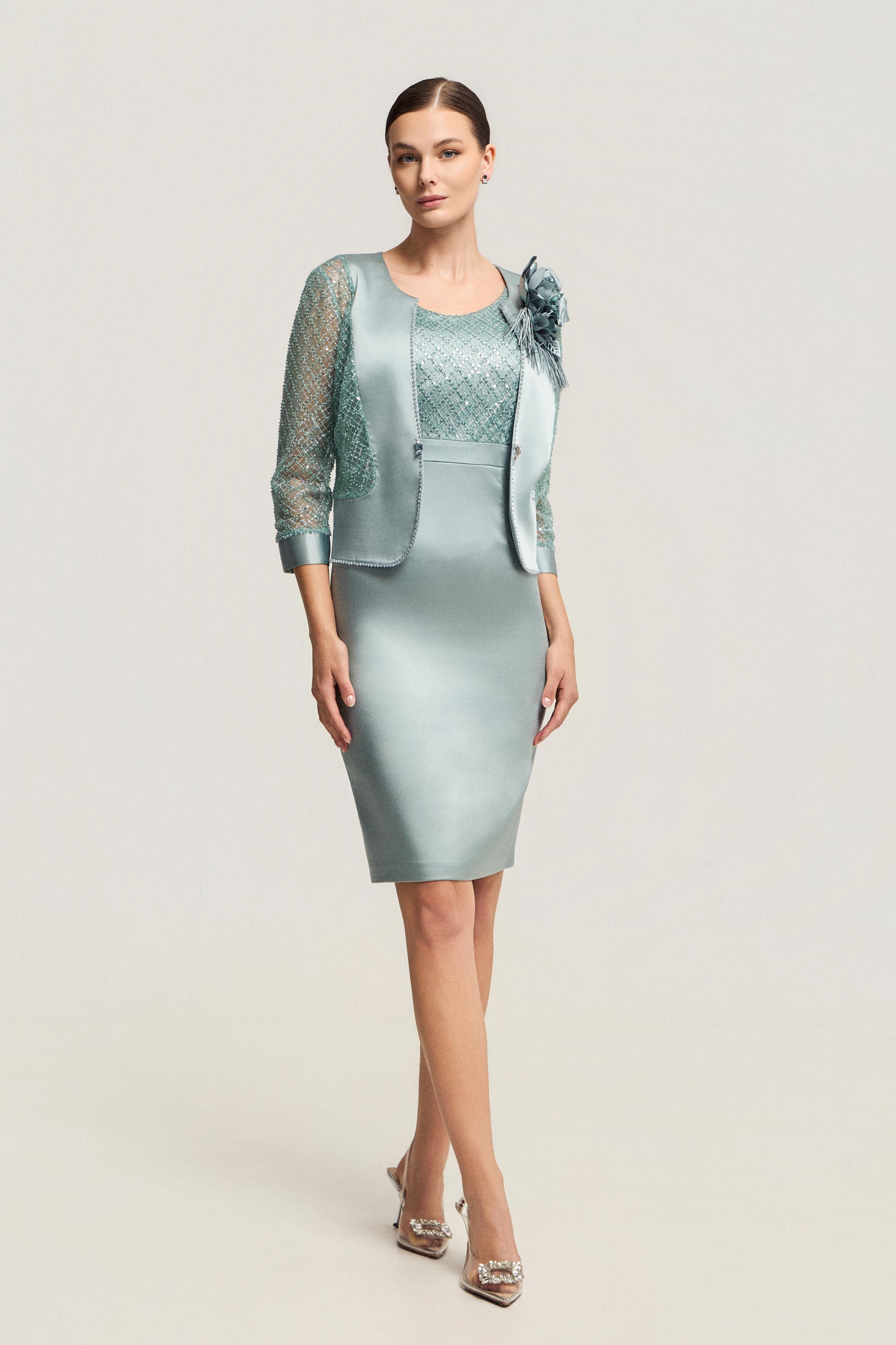 Κλασικά Φορέματα / Κοντό φόρεμα με ζακετάκι με λουλουδι στο πετο, κεντημένα μανίκια και μπούστο