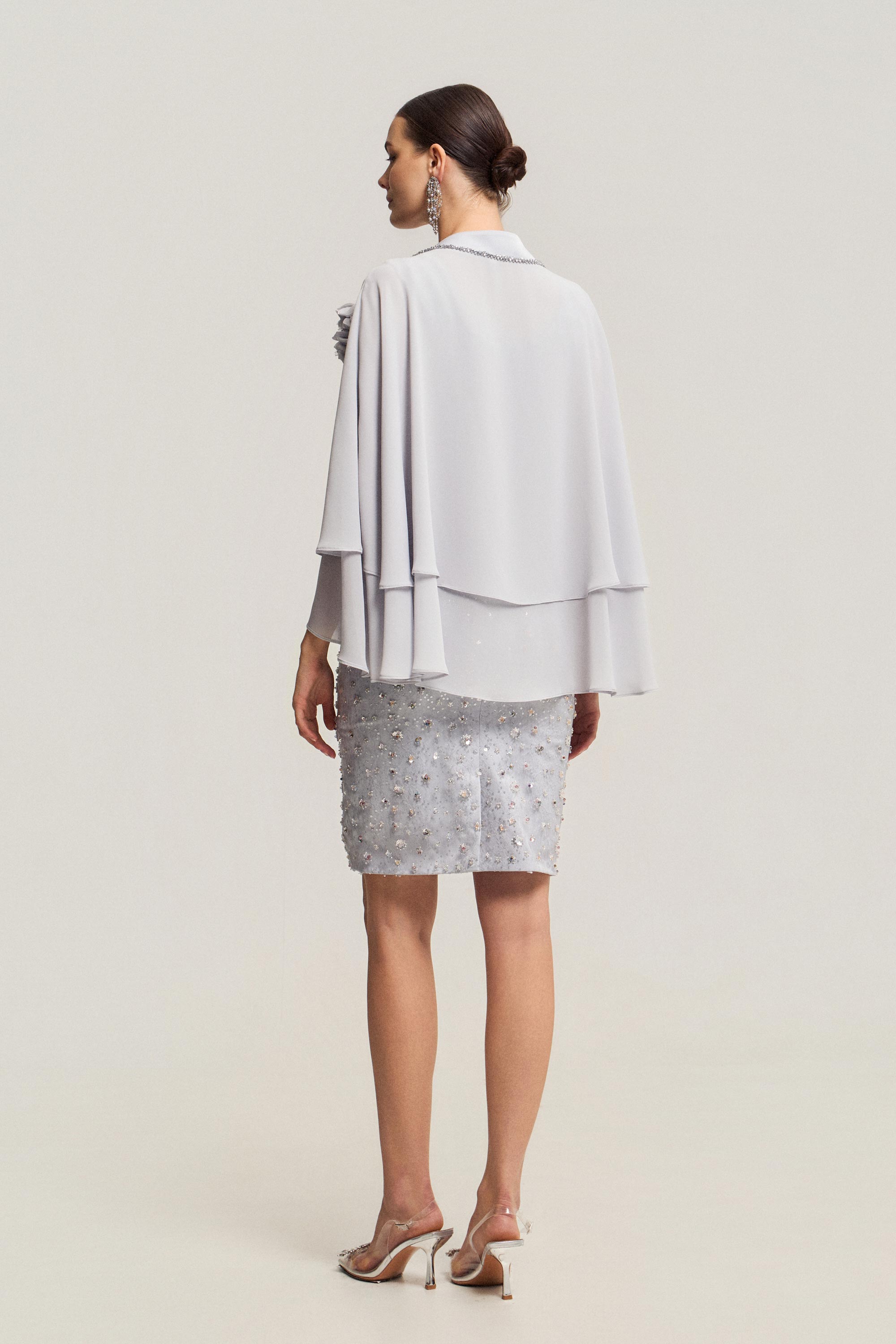 Κλασικά Φορέματα / Ολόκεντητο κοντό φόρεμα με μουσελινένια κάπα και λουλούδι