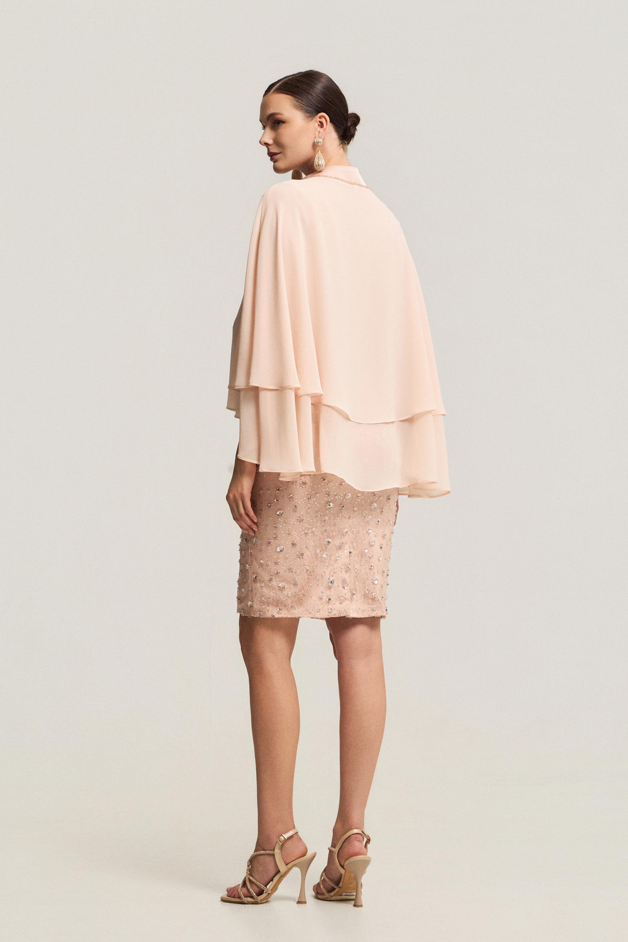 Κλασικά Φορέματα / Ολόκεντητο κοντό φόρεμα με μουσελινένια κάπα και λουλούδι