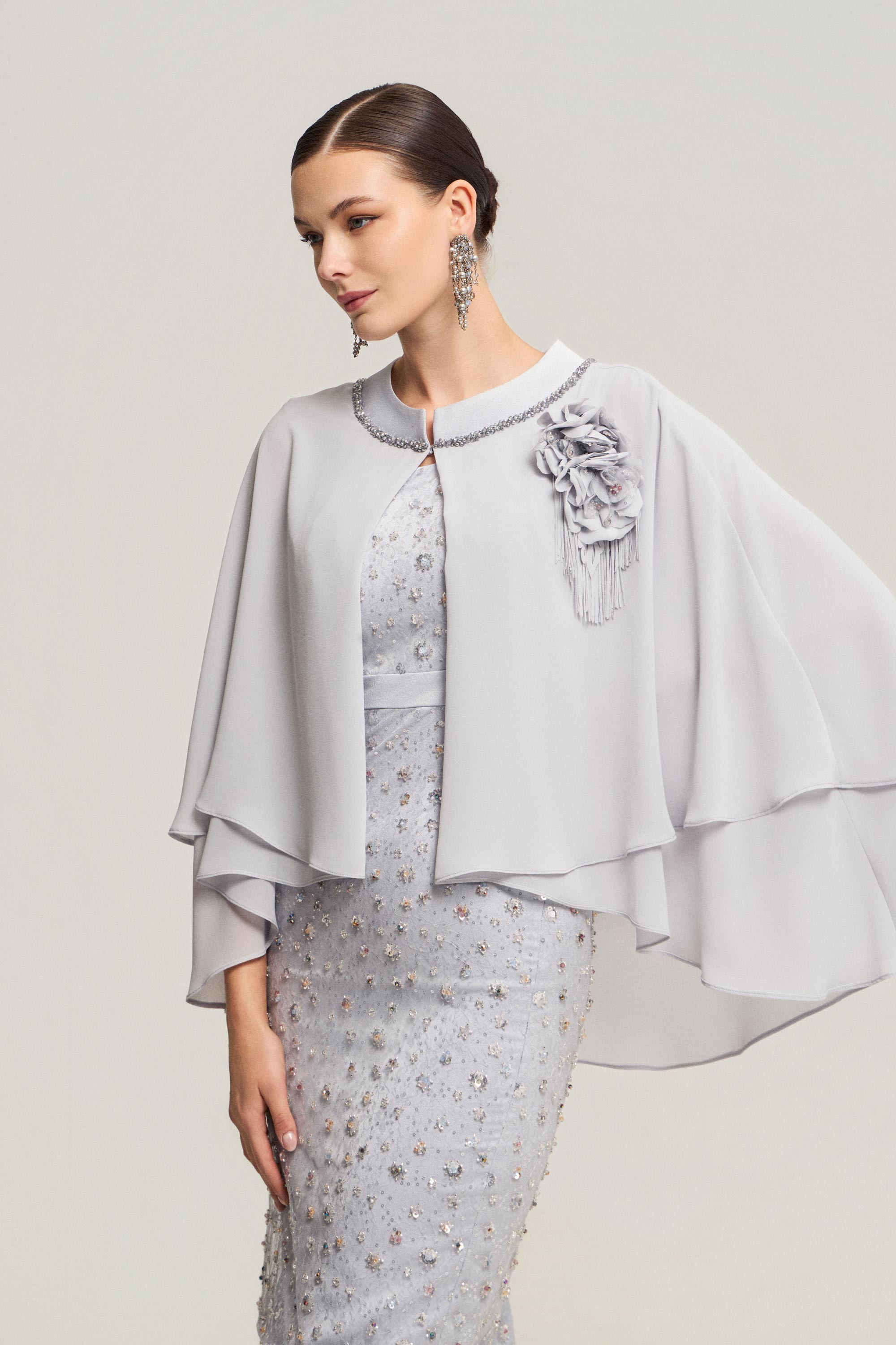 Κλασικά Φορέματα / Ολόκεντητο κοντό φόρεμα με μουσελινένια κάπα και λουλούδι