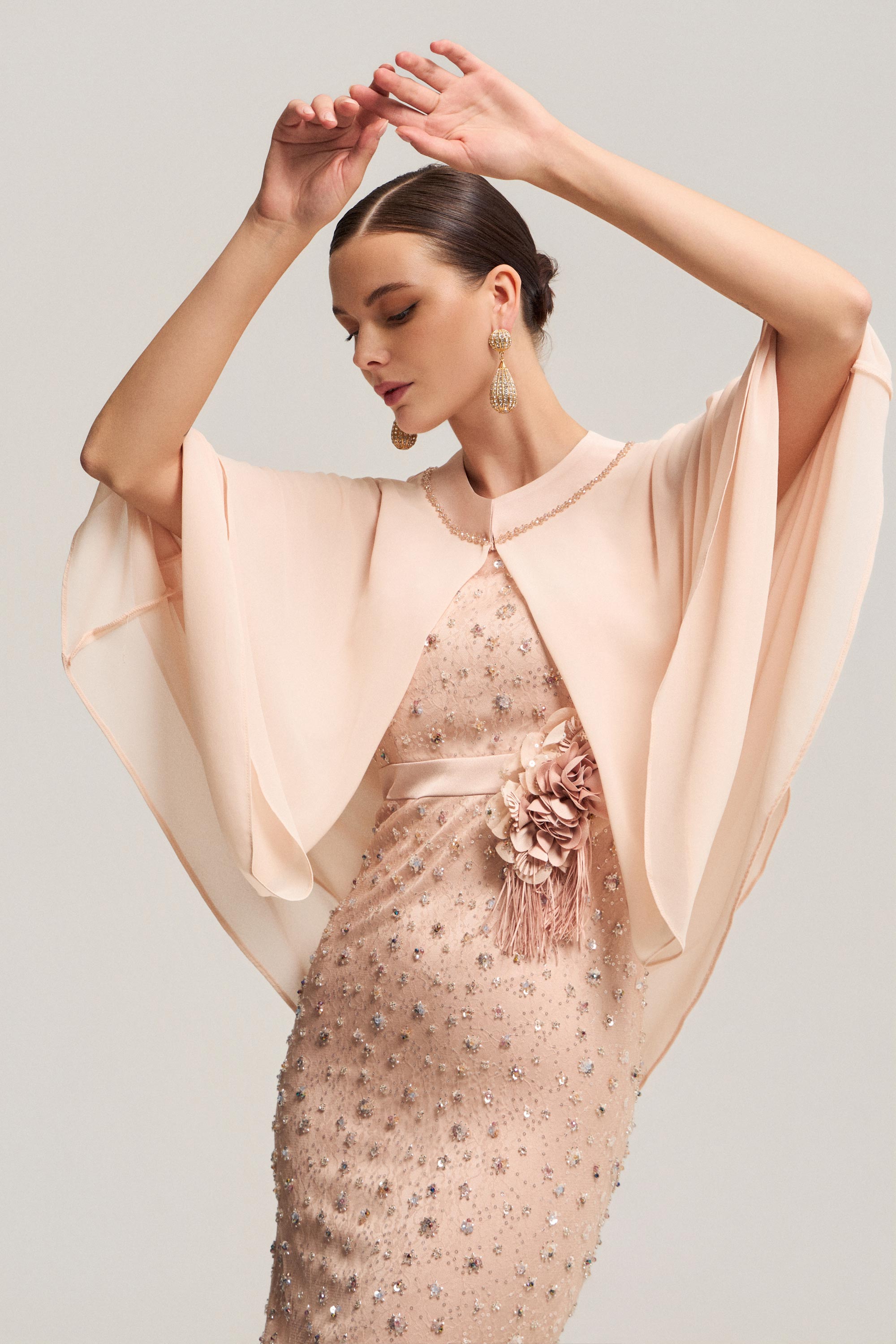 Κλασικά Φορέματα / Ολόκεντητο κοντό φόρεμα με μουσελινένια κάπα και λουλούδι