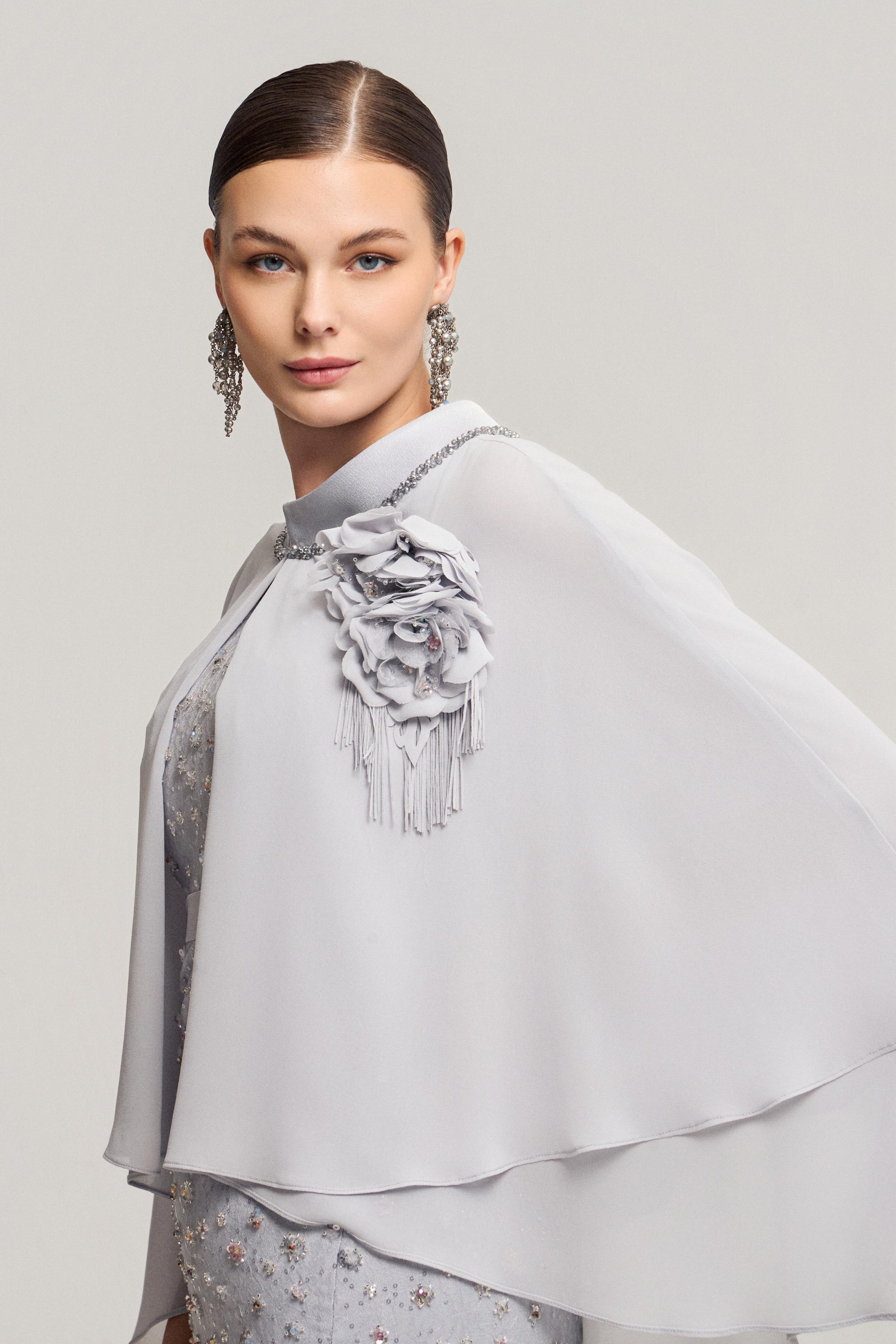 Κλασικά Φορέματα / Ολόκεντητο κοντό φόρεμα με μουσελινένια κάπα και λουλούδι