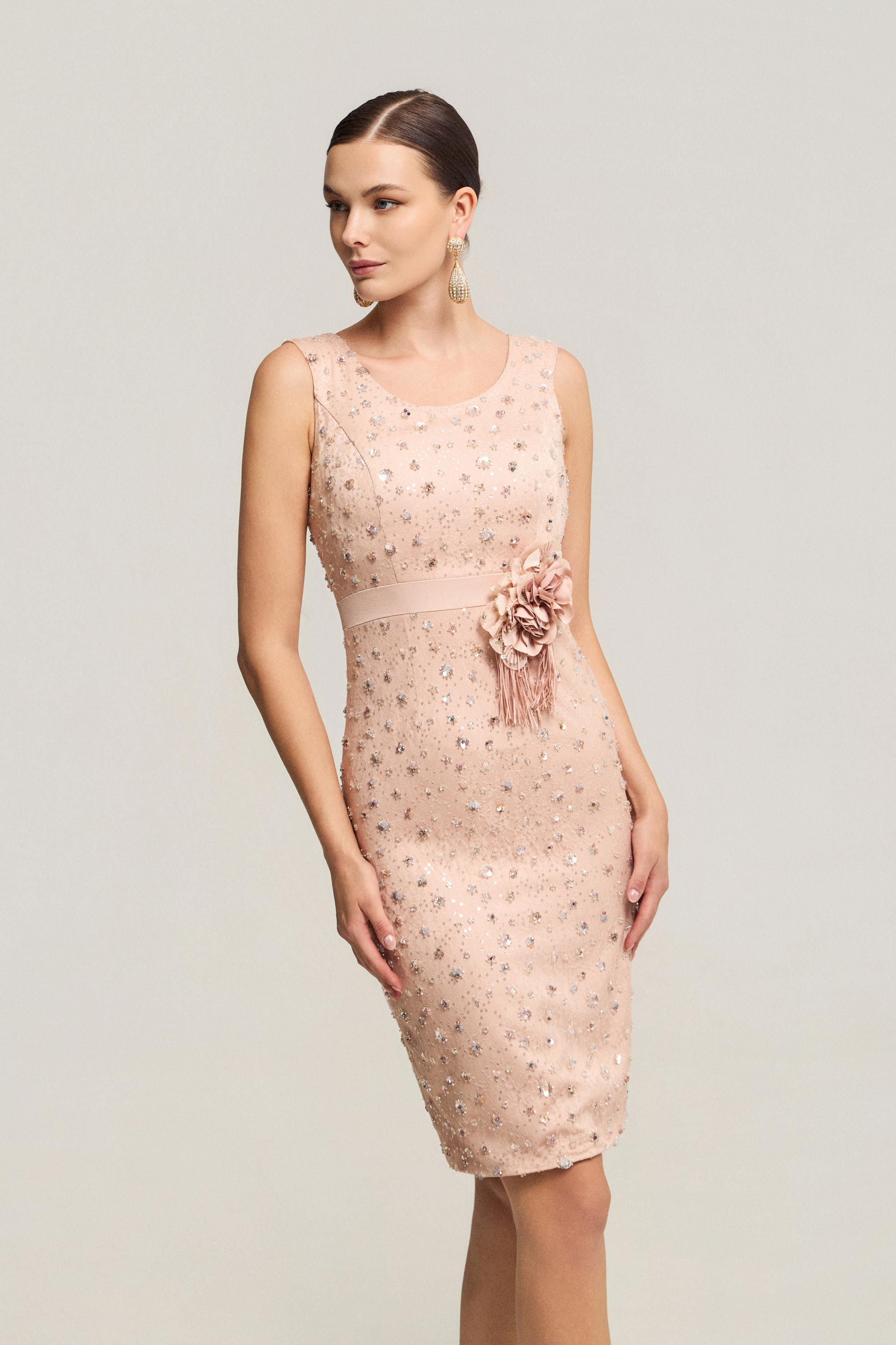 Κλασικά Φορέματα / Ολόκεντητο κοντό φόρεμα με μουσελινένια κάπα και λουλούδι