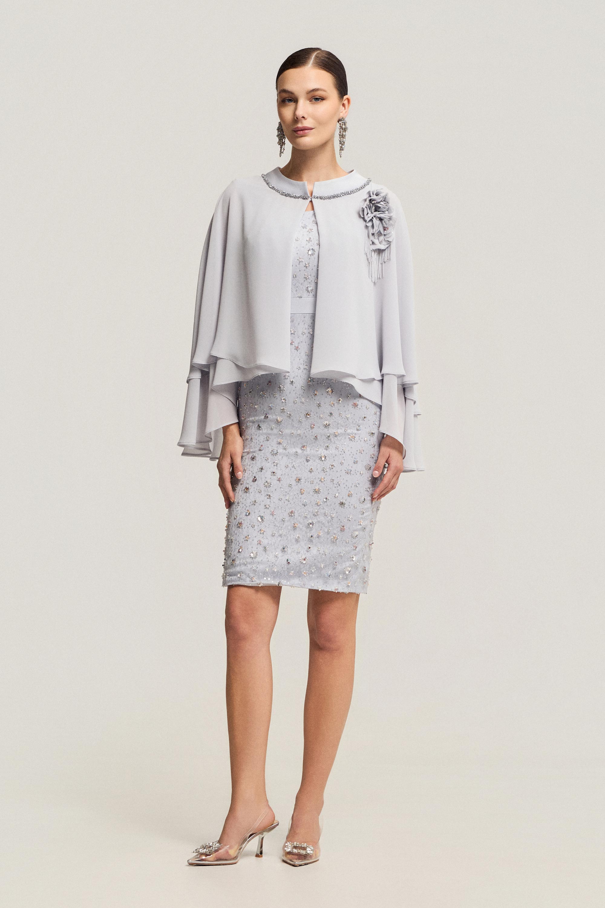 Κλασικά Φορέματα / Ολόκεντητο κοντό φόρεμα με μουσελινένια κάπα και λουλούδι