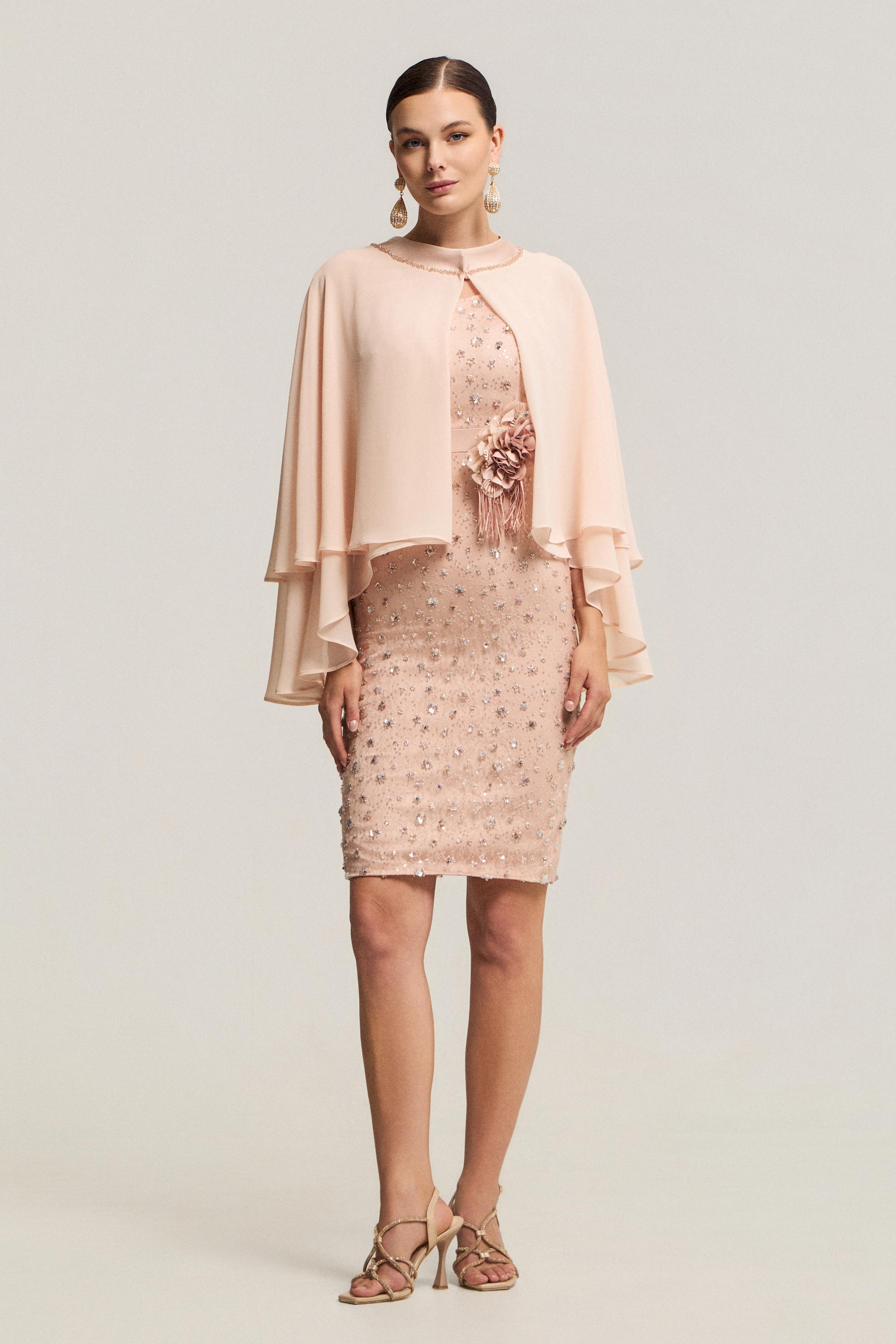 Κλασικά Φορέματα / Ολόκεντητο κοντό φόρεμα με μουσελινένια κάπα και λουλούδι