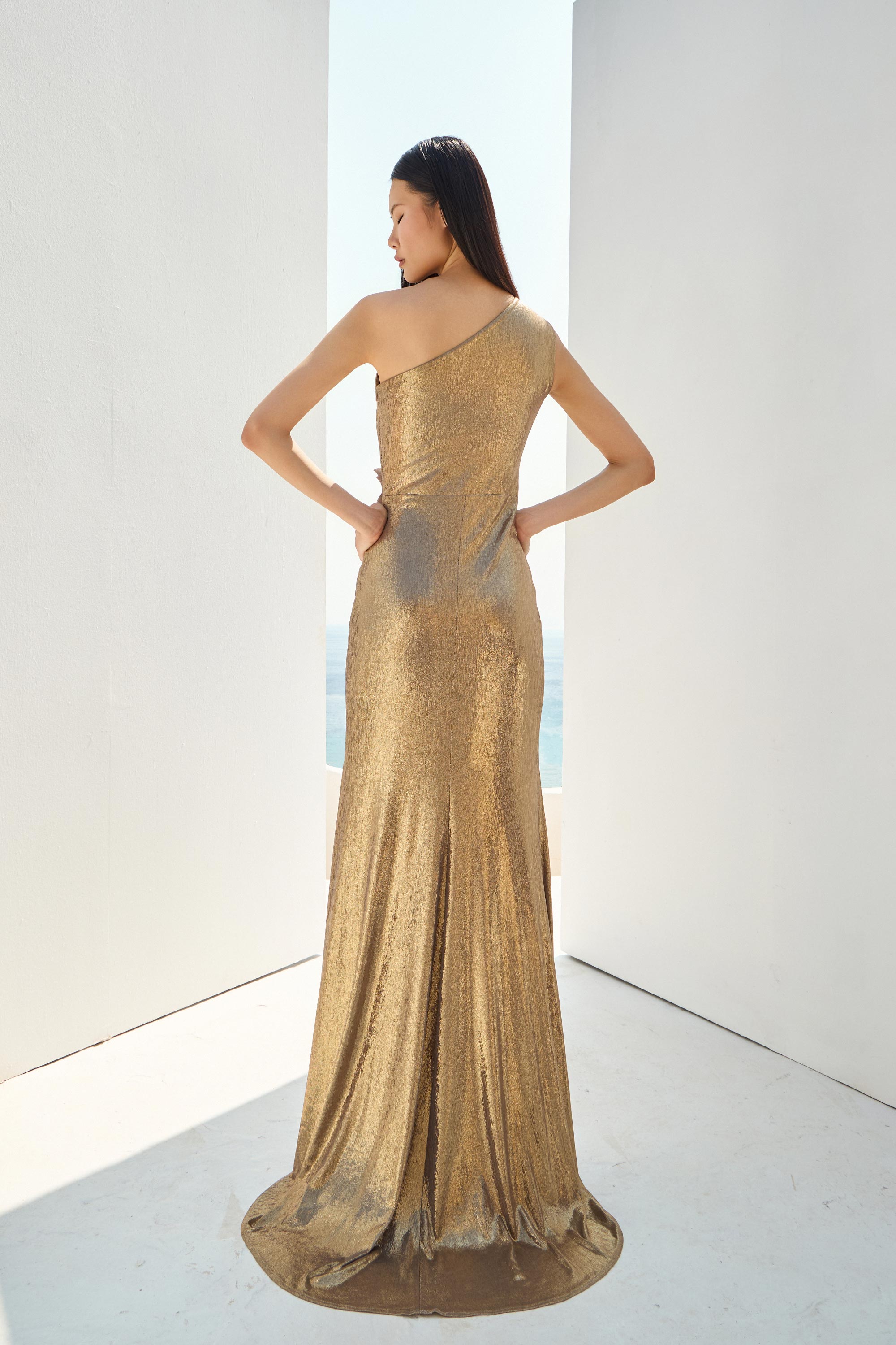 Βραδινά Φορέματα / Μεταλιζέ φόρεμα με έναν ώμο, ντραπέ λεπτομέρεια, λουλούδι στη μέση και σκίσιμο.