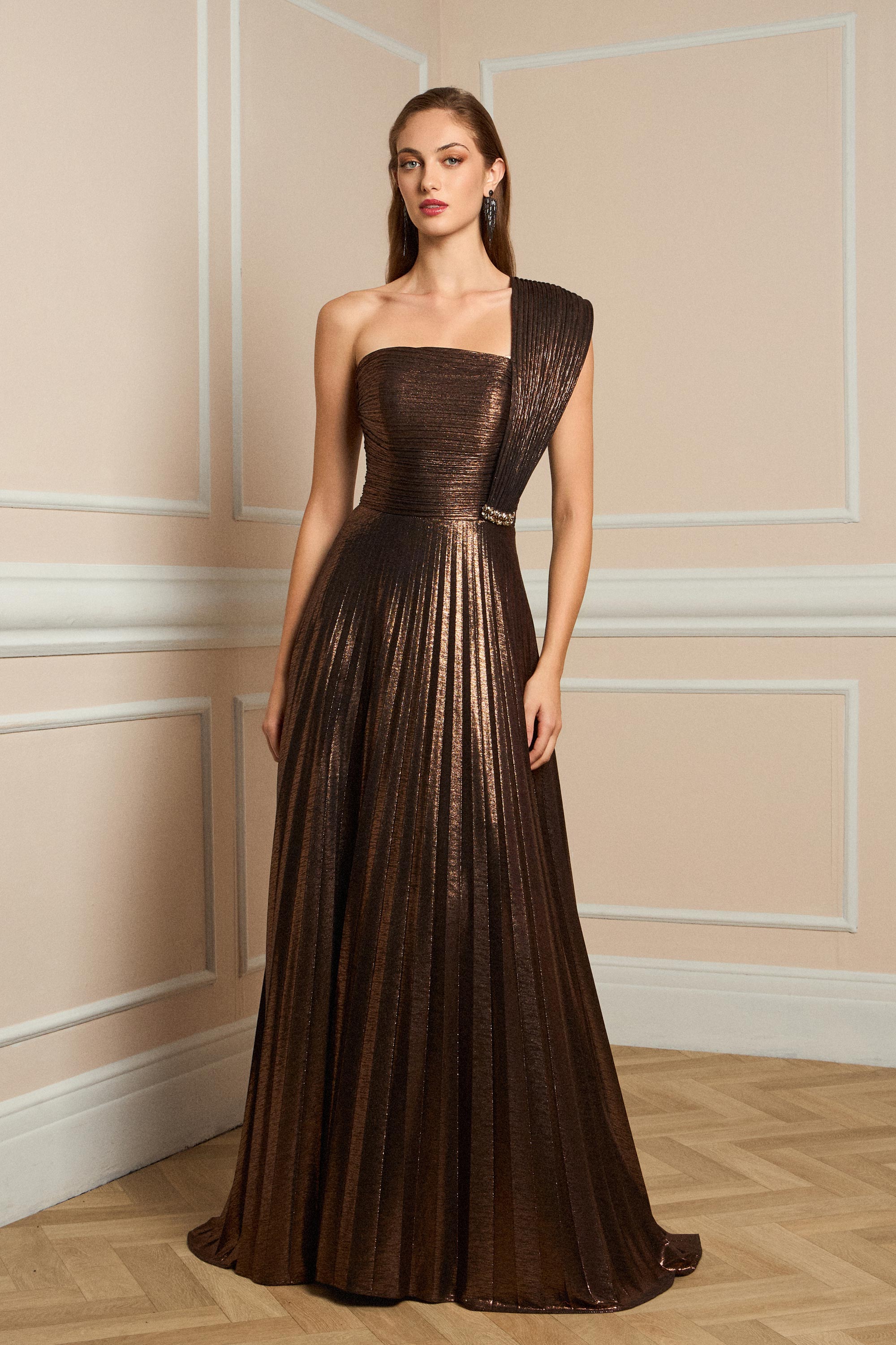 Αμπιγιέ Φορέματα / Μεταλλικό πλισέ φόρεμα με έναν ώμο και λεπτομέρεια στρας.