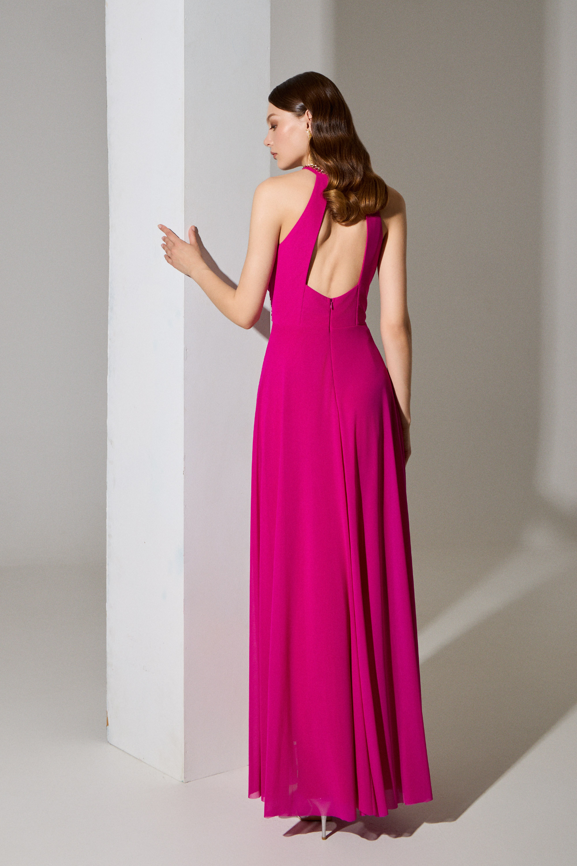 Evening Dresses / Evening long dress with off-the-shoulder design and chain necklace