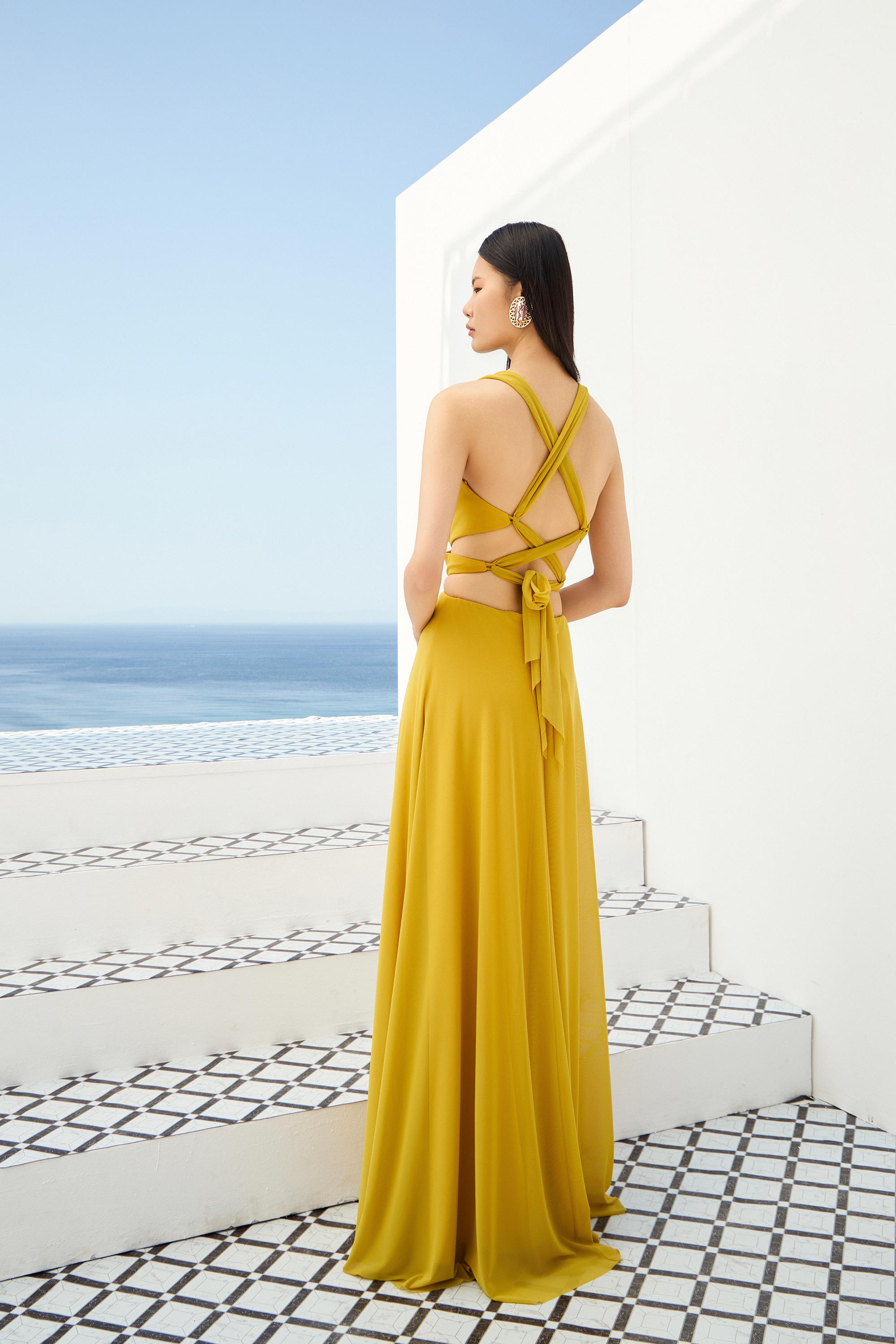 Κοκτέιλ Φορέματα / Αέρινο φόρεμα από ελαστική μουσελίνα με εντυπωσιακή πλάτη και δέσιμο.