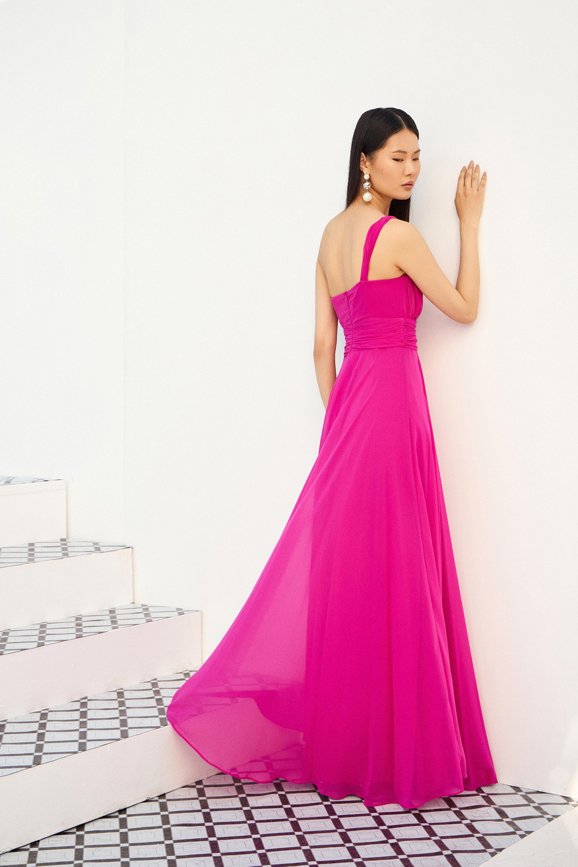 Κοκτέιλ Φορέματα / Αέρινο εντυπωσιακό φόρεμα με έναν ώμο και τονισμένη μέση.