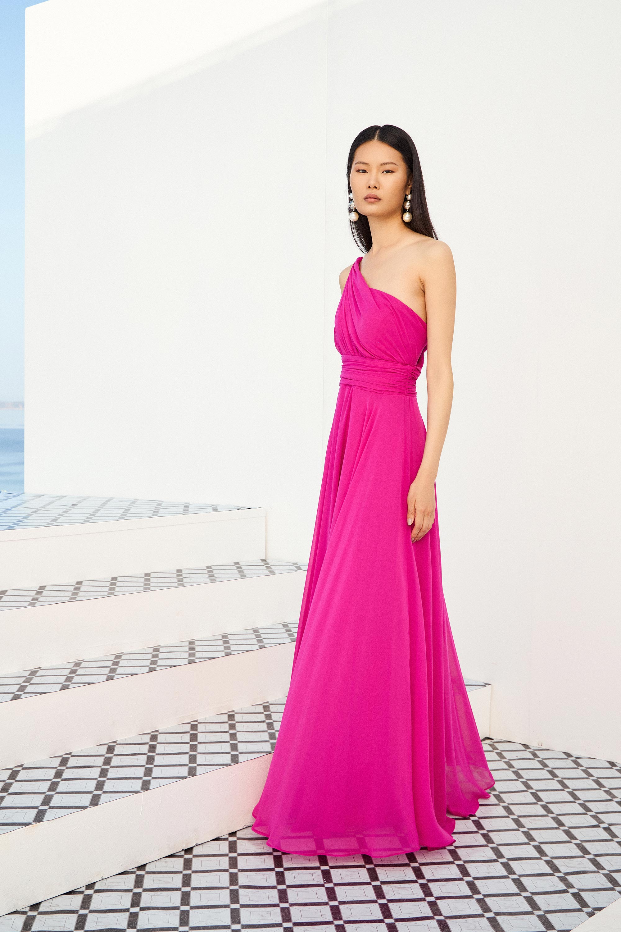 Κοκτέιλ Φορέματα / Αέρινο εντυπωσιακό φόρεμα με έναν ώμο και τονισμένη μέση.