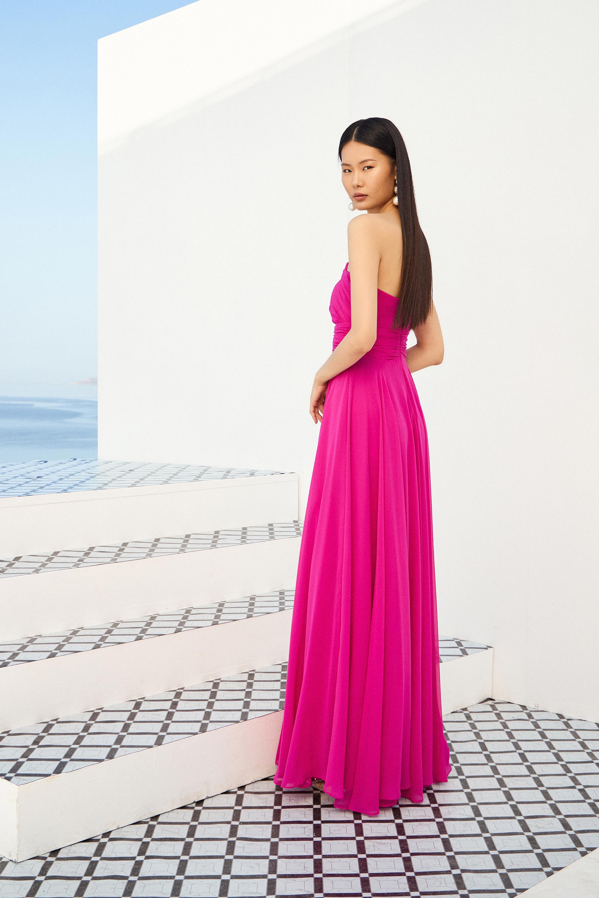 Κοκτέιλ Φορέματα / Αέρινο εντυπωσιακό φόρεμα με έναν ώμο και τονισμένη μέση.