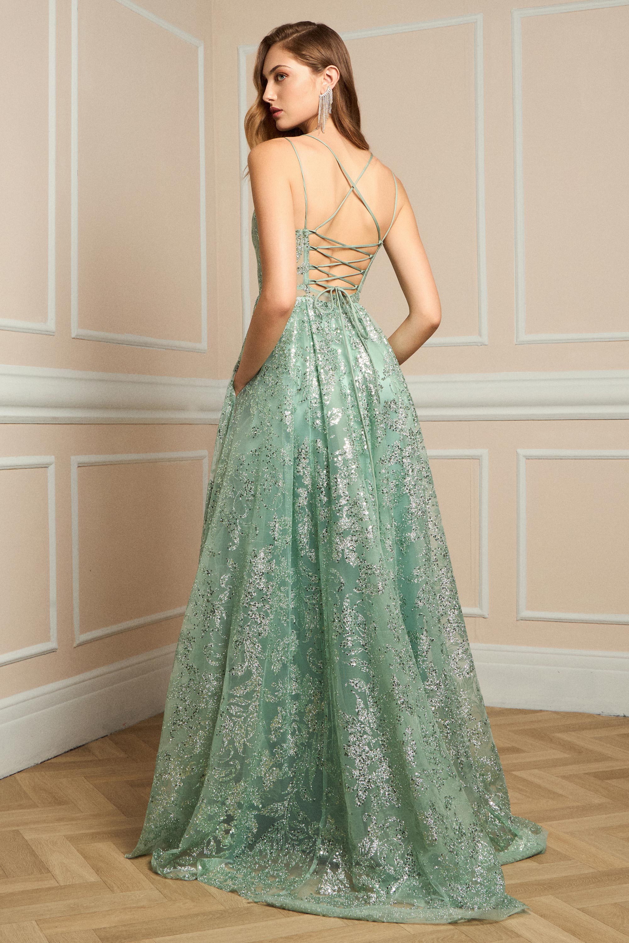 Αμπιγιέ Φορέματα / Αμπιγιέ φόρεμα με μεταλλική κεντημένη δαντέλα και εντυπωσιακή πλάτη.