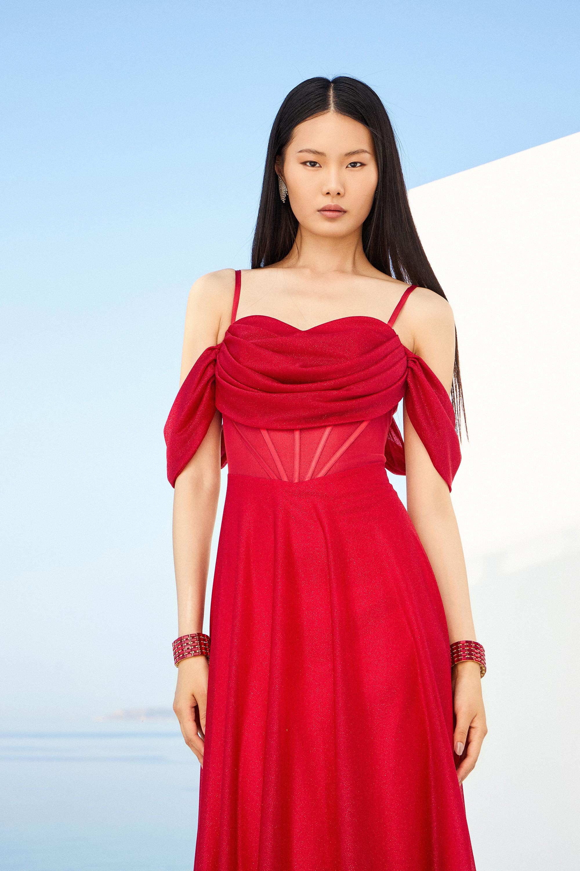 Κοκτέιλ Φορέματα / Κοκτέιλ φόρεμα με κρυσταλλιζέ ύφασμα και ντραπέ λεπτομέρειες.