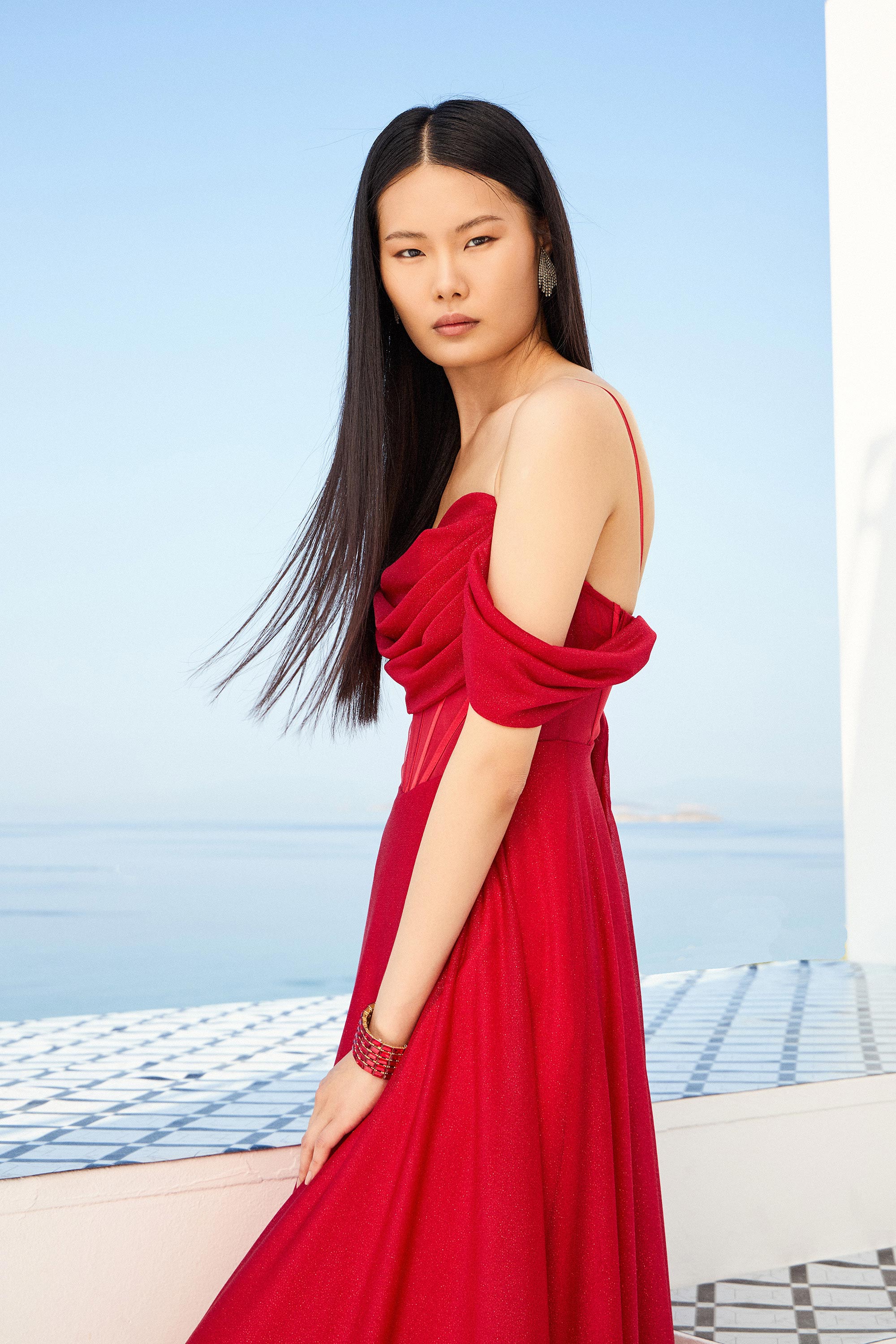 Κοκτέιλ Φορέματα / Κοκτέιλ φόρεμα με κρυσταλλιζέ ύφασμα και ντραπέ λεπτομέρειες.